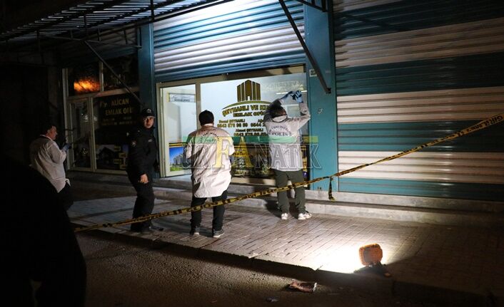Şanlıurfa'da Emlakçı Dükkanında Çıkan Silahlı Kavgada 2 Kişi Yaralandı (4)