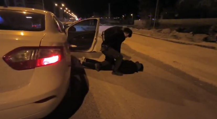 Şanlıurfa’da Kom Şube Durdurdu, Araçtan Çıkanlar Şaşkına Çevirdi