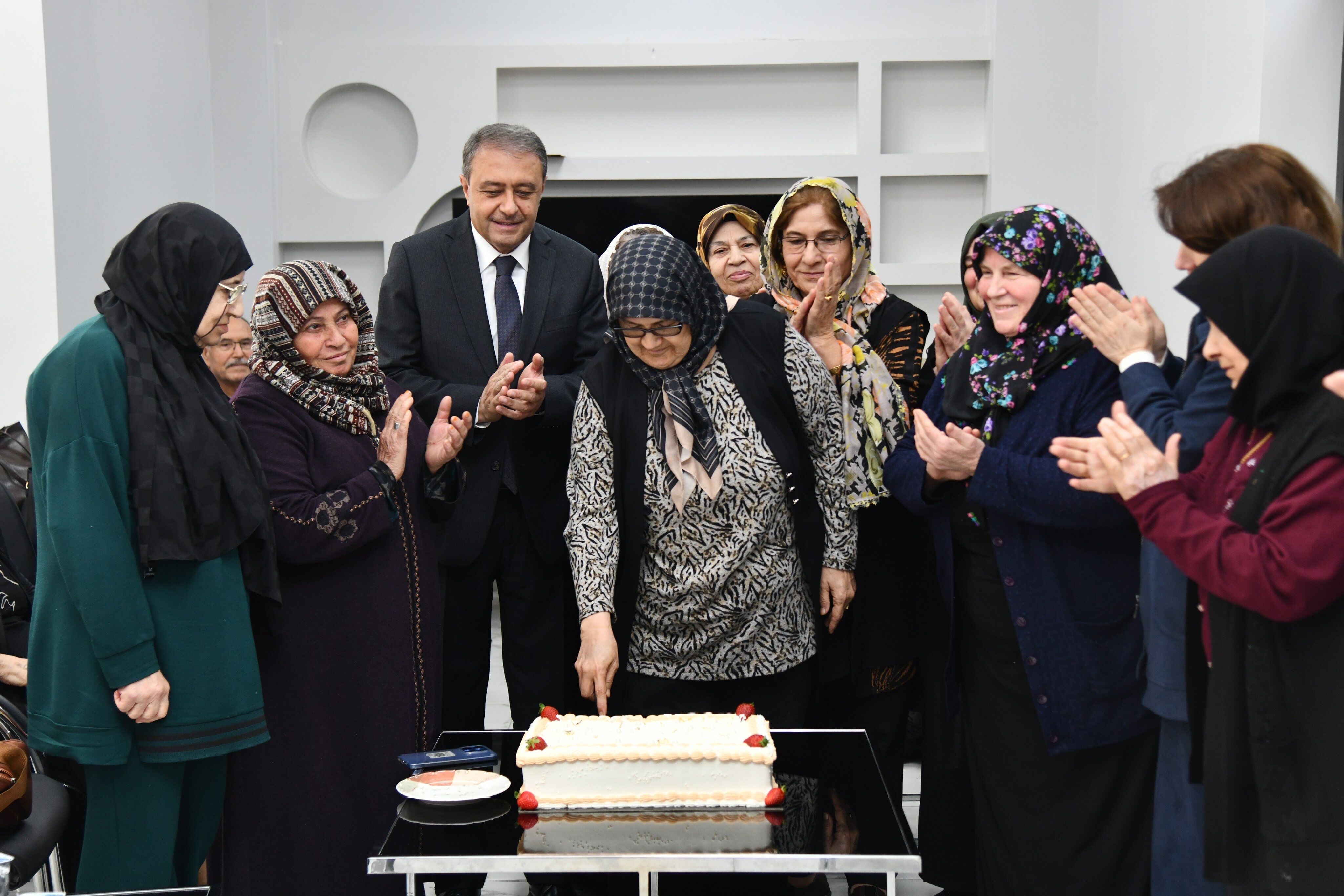 Vali Hasan Şıldak’tan Yaşlılar Haftası’nda Anlamlı Ziyaret