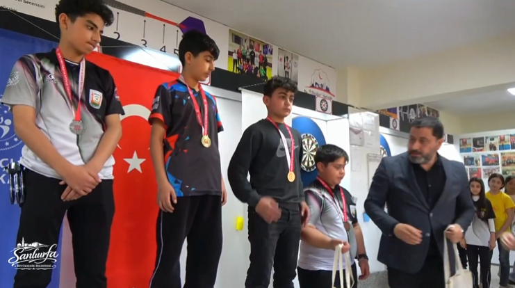 Büyükşehi̇r Beledi̇yesi̇nden Gençlere Tebri̇k Mesaji
