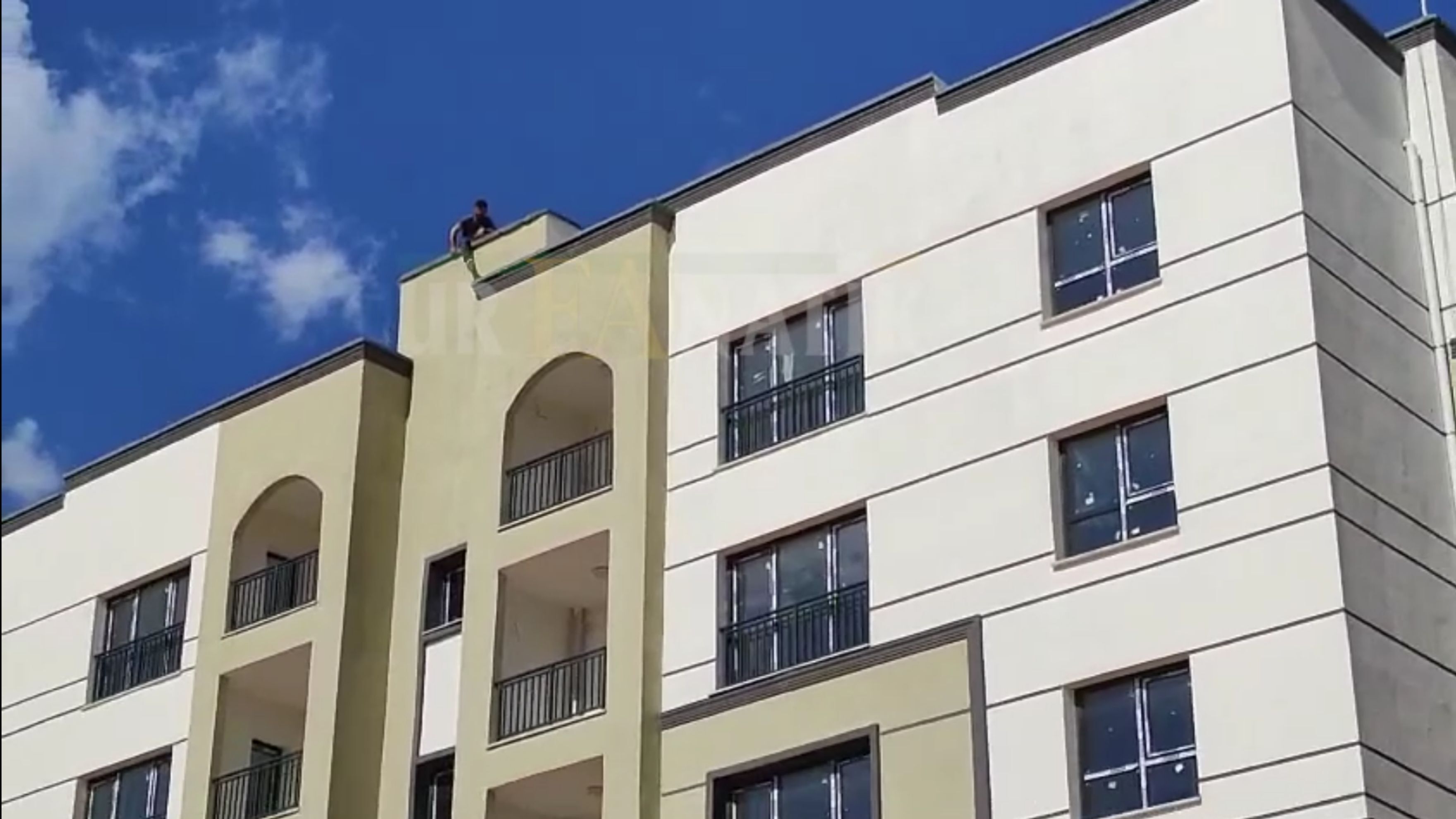 Çatıya Çıkan Işçi