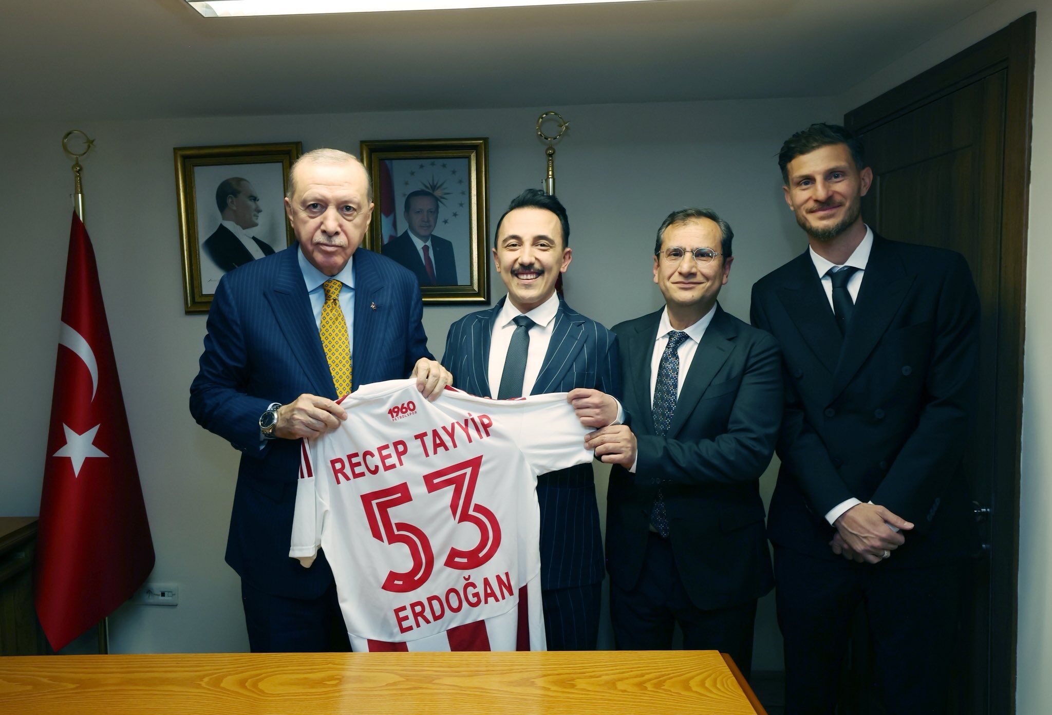 Cumhurbaşkanı Recep Tayyip Erdoğan’a Batman Petrolspor Forması Takdim Edildi (1)
