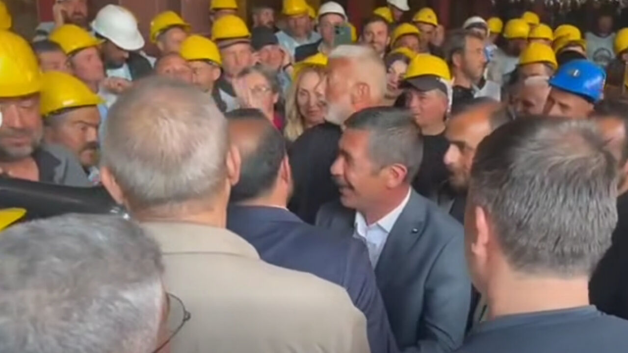 Eylemlerini Sonlandıran Maden Işçileri, Şanlıurfa Milletvekili Ferit Şenyaşar’a Sarılıp Helalleştiler (4)