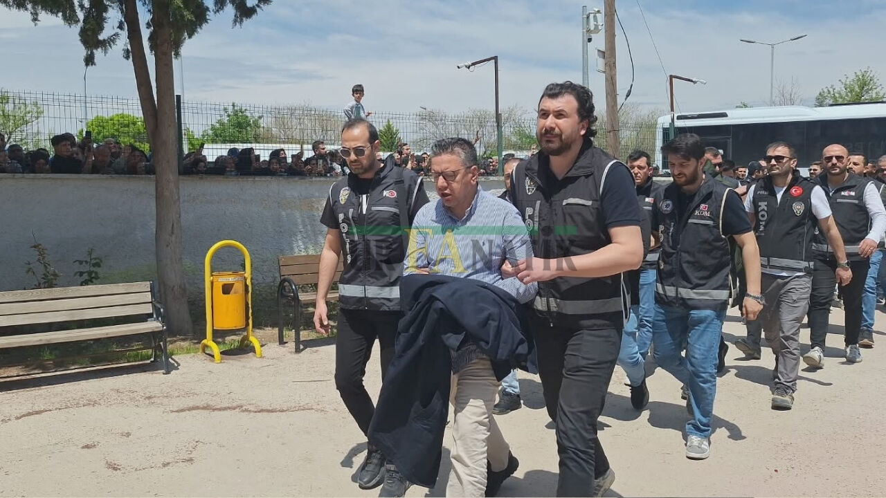 Gözaltına Alınan Önceki Dönem Halfeti Belediye Başkanı Şeref Albayrak’ın Adliyeye Sevk Edilirken Gergin Anlar Yaşandı (1)