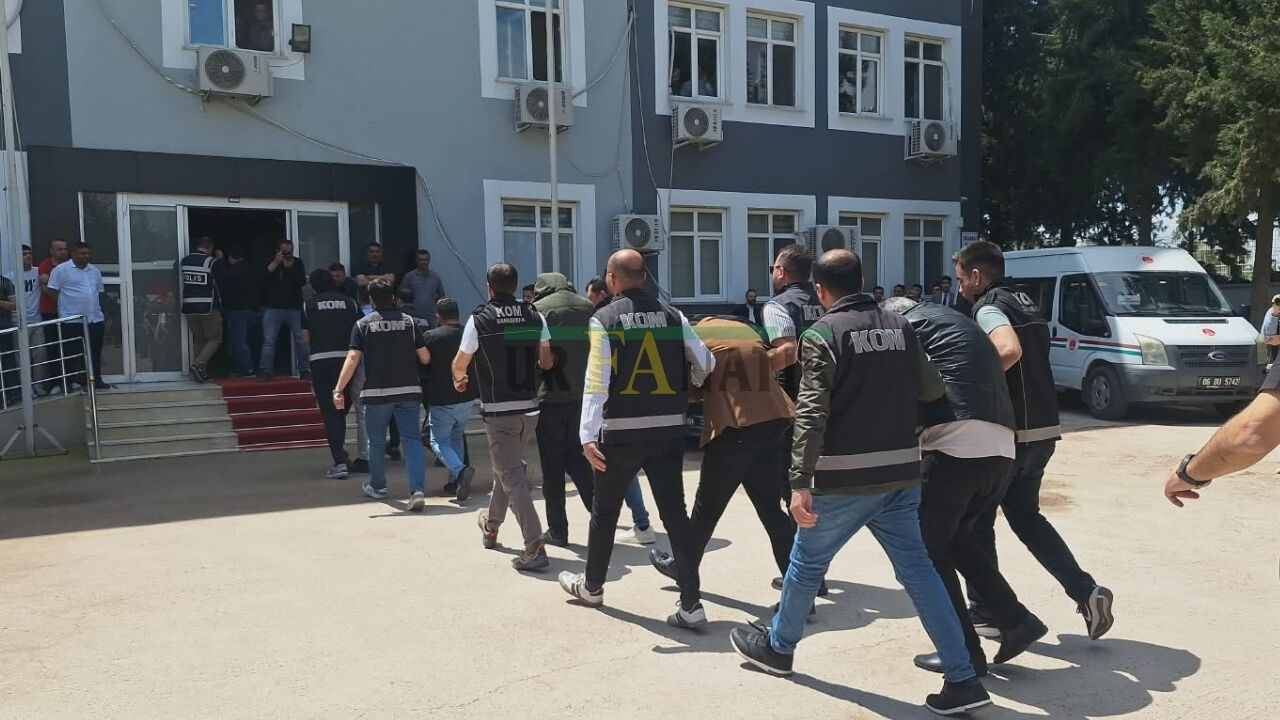 Gözaltına Alınan Önceki Dönem Halfeti Belediye Başkanı Şeref Albayrak’ın Adliyeye Sevk Edilirken Gergin Anlar Yaşandı (2)