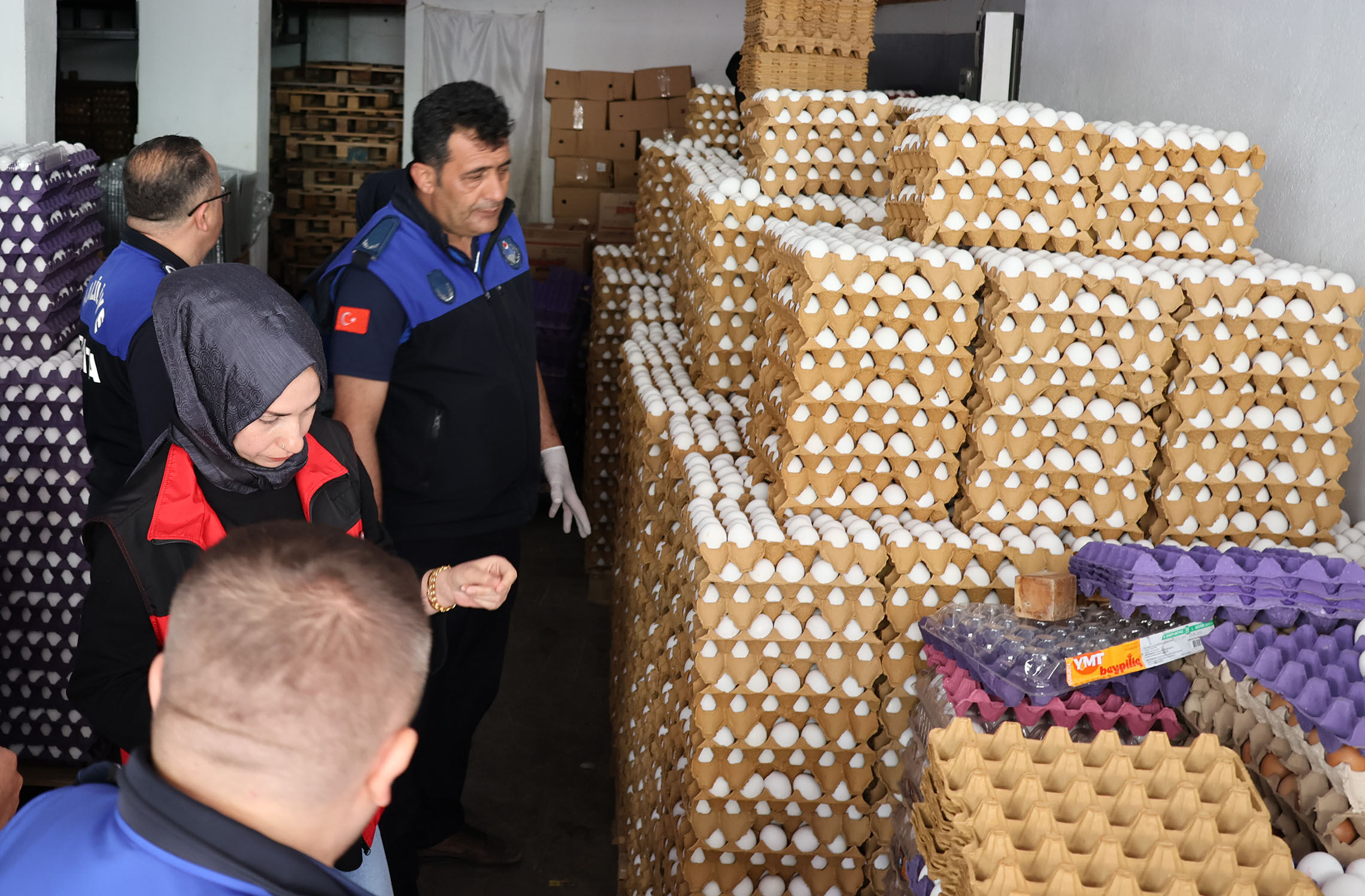 Hali̇li̇ye’de Sağliksiz Depoya Baskin 5 Bi̇n Koli̇ Yumurta İmha Edi̇ldi̇ (2)