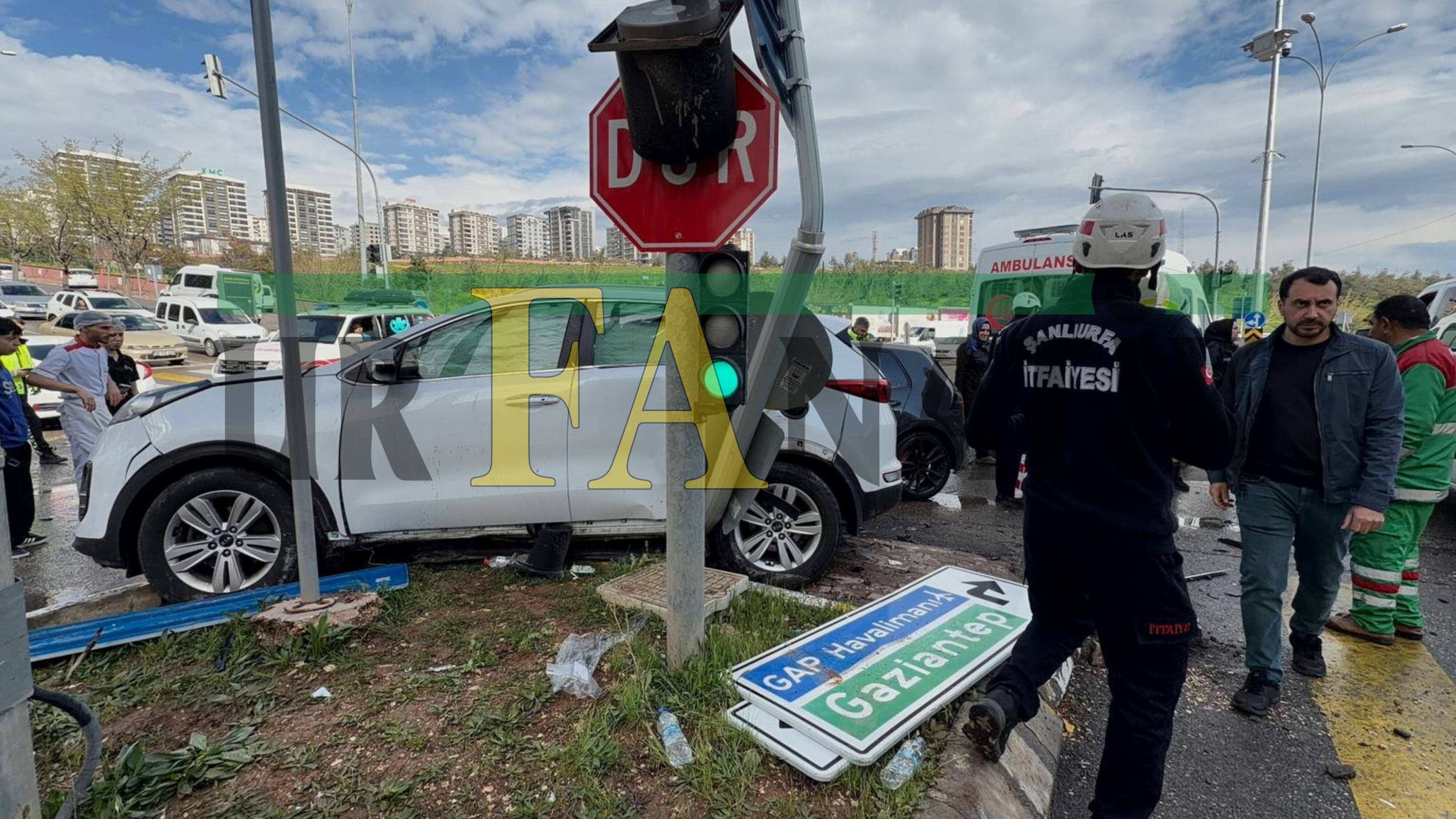 Karaköprü’de İki Otomobil Çarpıştı Ortalık Savaş Alanına Döndü (4)