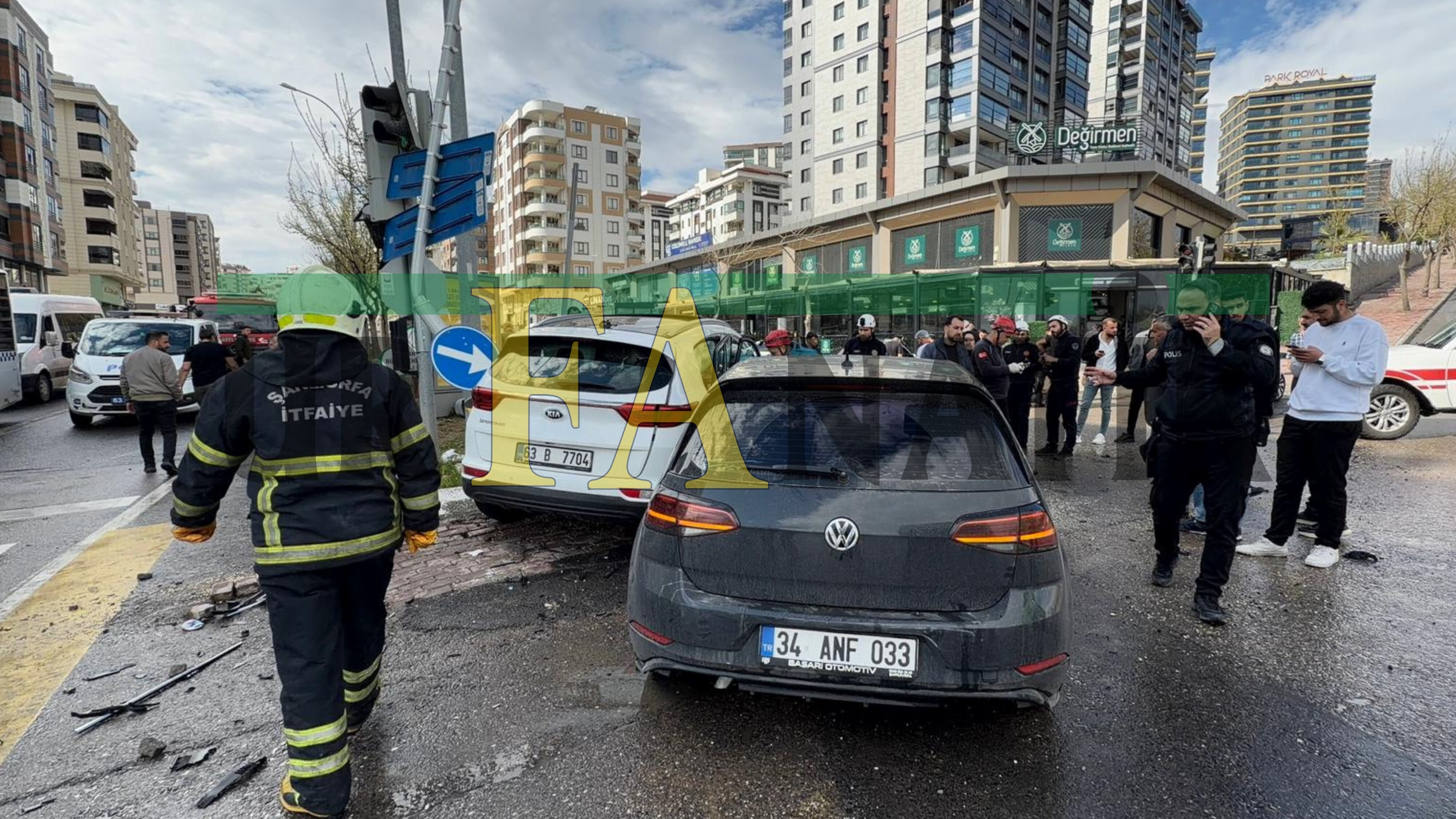 Karaköprü’de İki Otomobil Çarpıştı Ortalık Savaş Alanına Döndü (5)