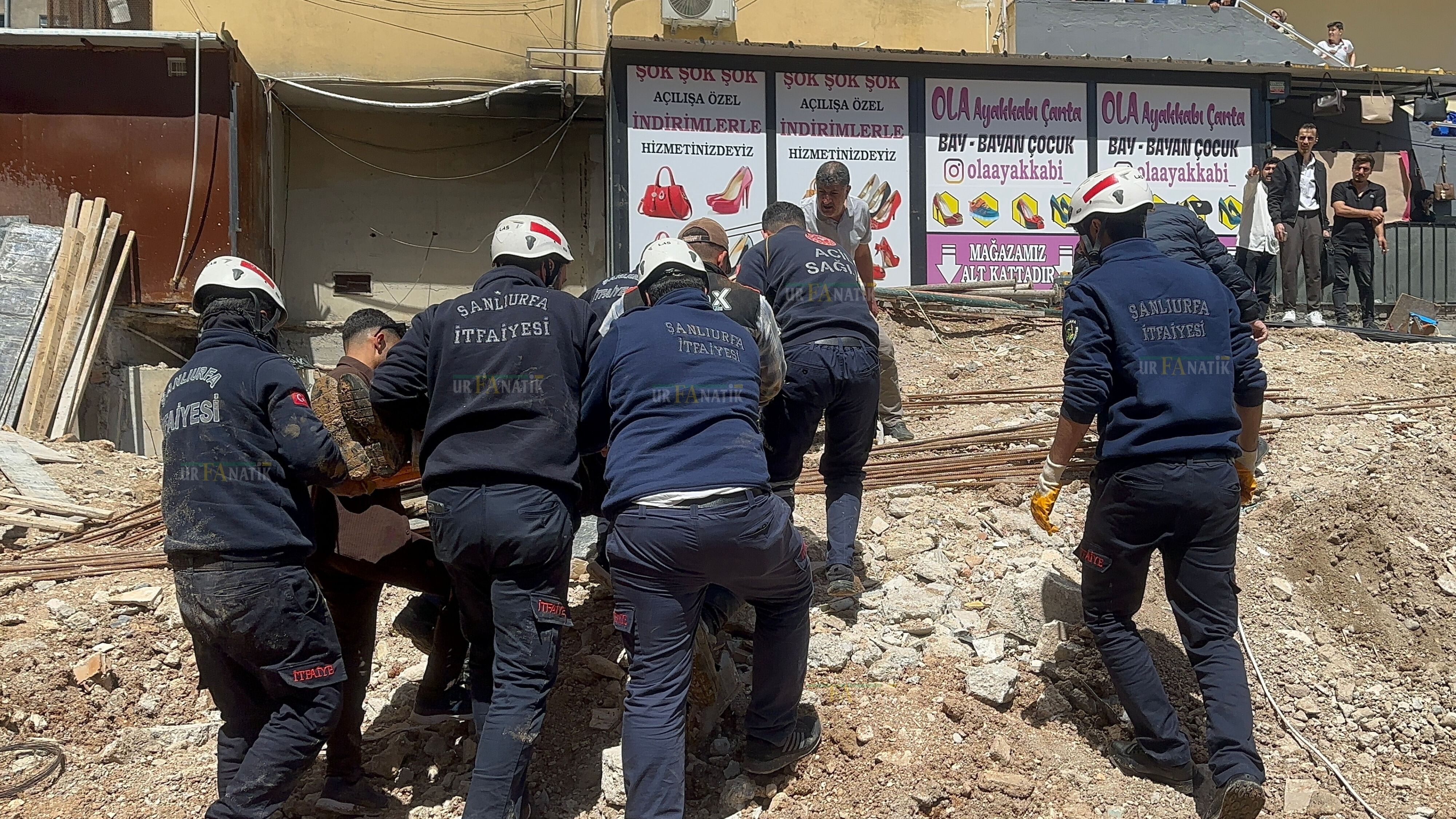 Şanlıurfa Haliliye’de İnşaattan Düşen İşçi Yaralandı (6)