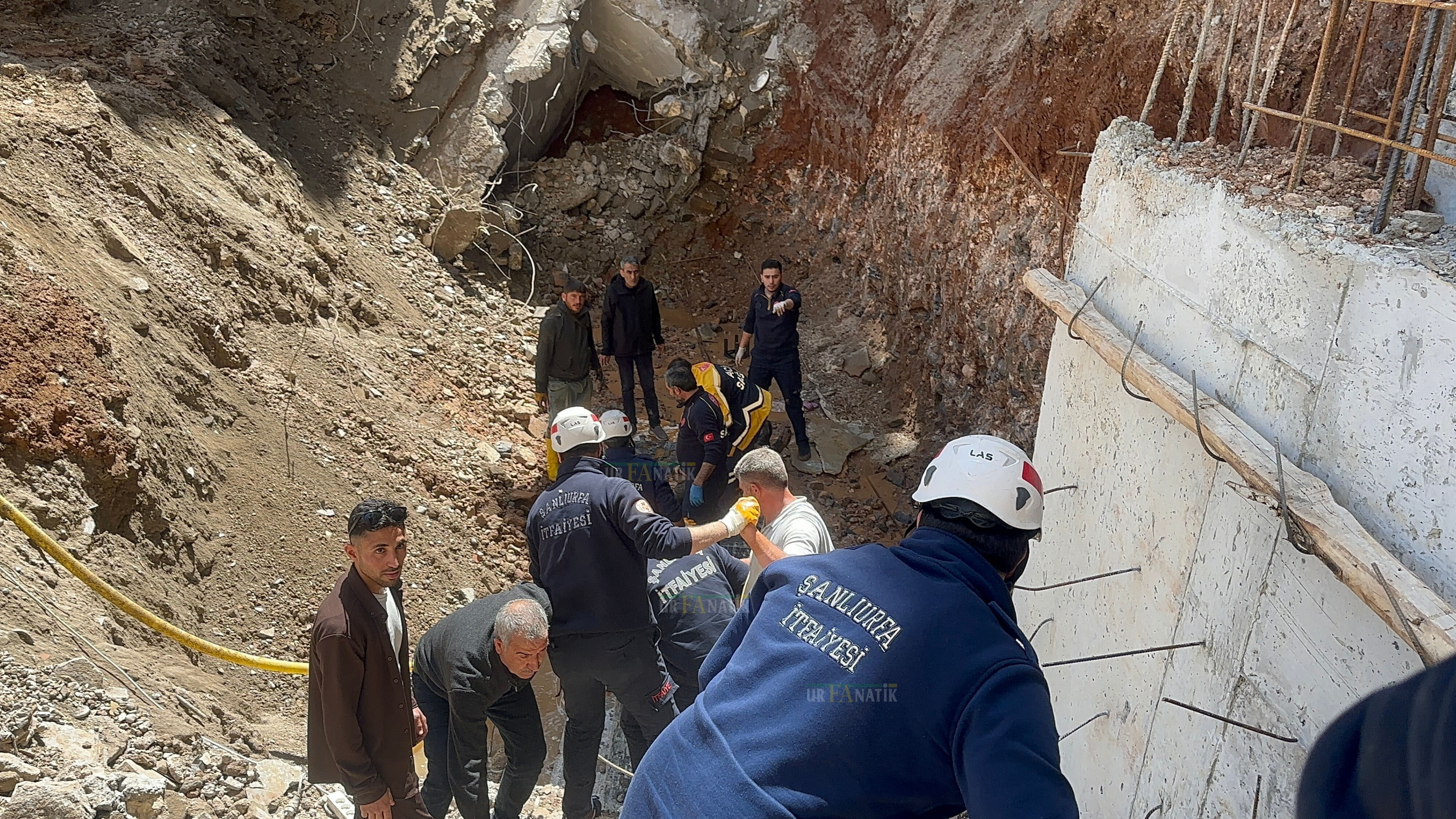 Şanlıurfa Haliliye’de İnşaattan Düşen İşçi Yaralandı (7)