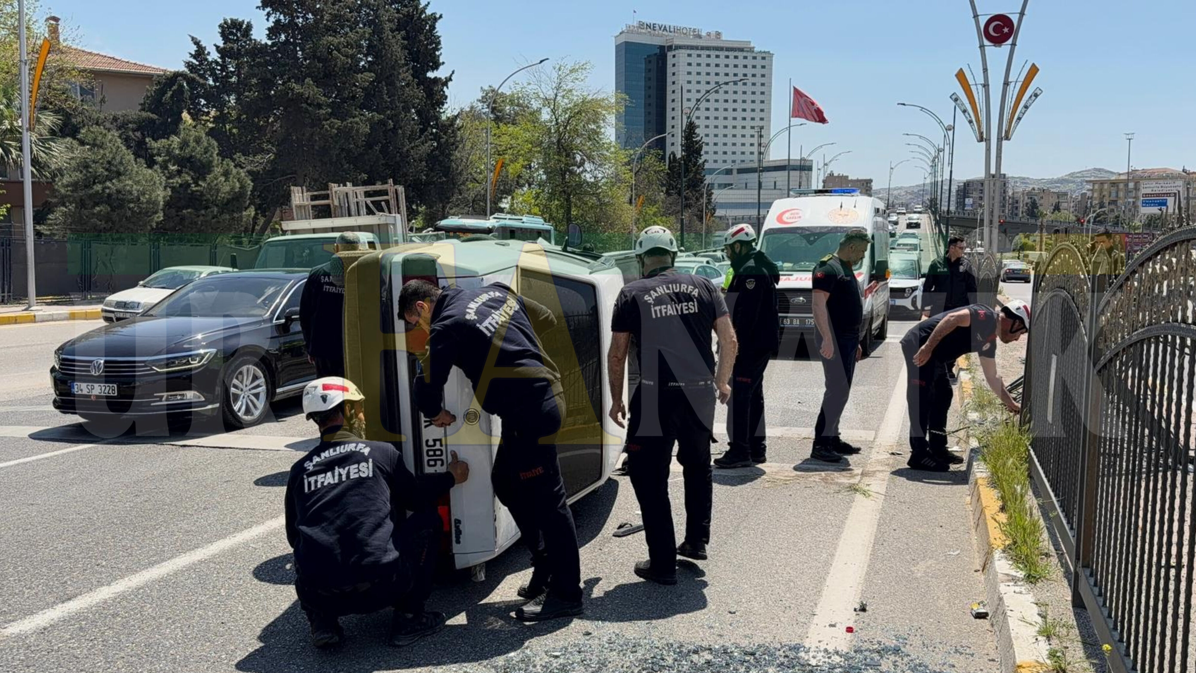 Şanlıurfa Son Dakika Haliliye’de Otomobil Karşı Şeride Uçtu! Yaralı Var (2)