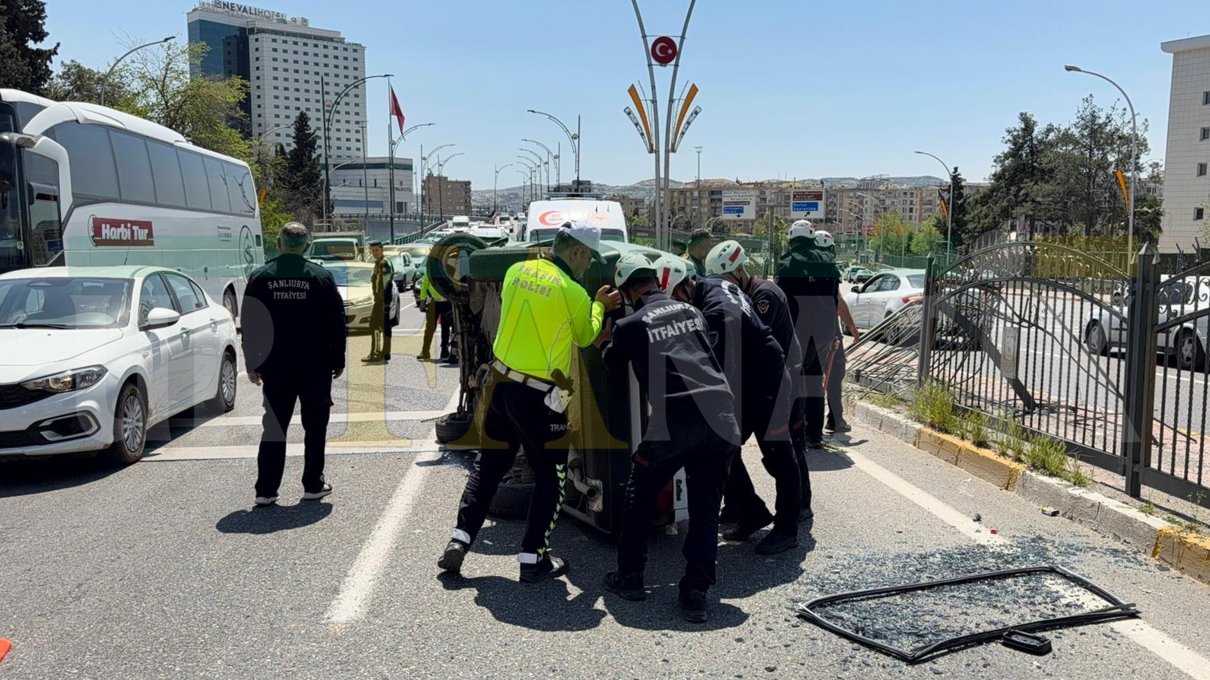 Şanlıurfa Son Dakika Haliliye’de Otomobil Karşı Şeride Uçtu! Yaralı Var (3)