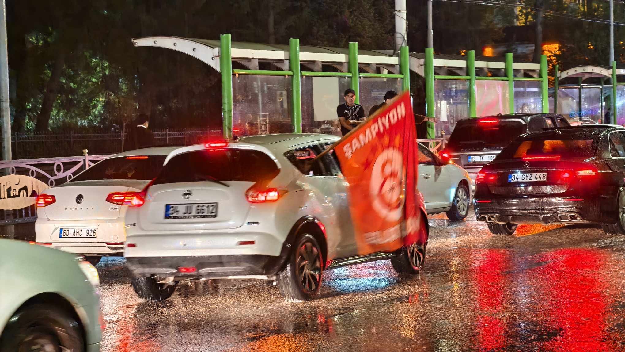 Şanlıurfa’da Galatasaray Taraftarlarından Derbi Coşkusu (1)