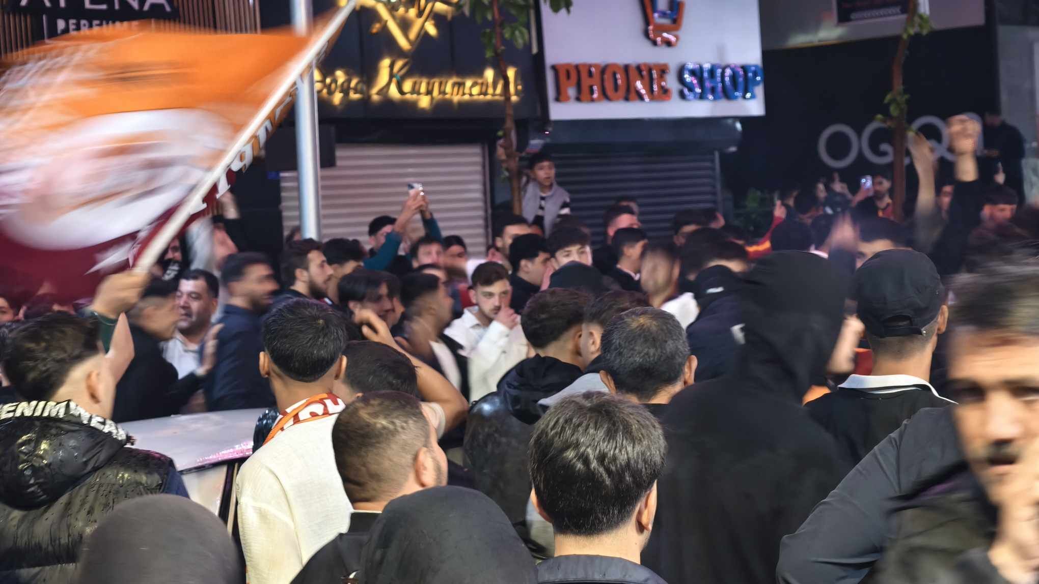 Şanlıurfa’da Galatasaray Taraftarlarından Derbi Coşkusu (2)