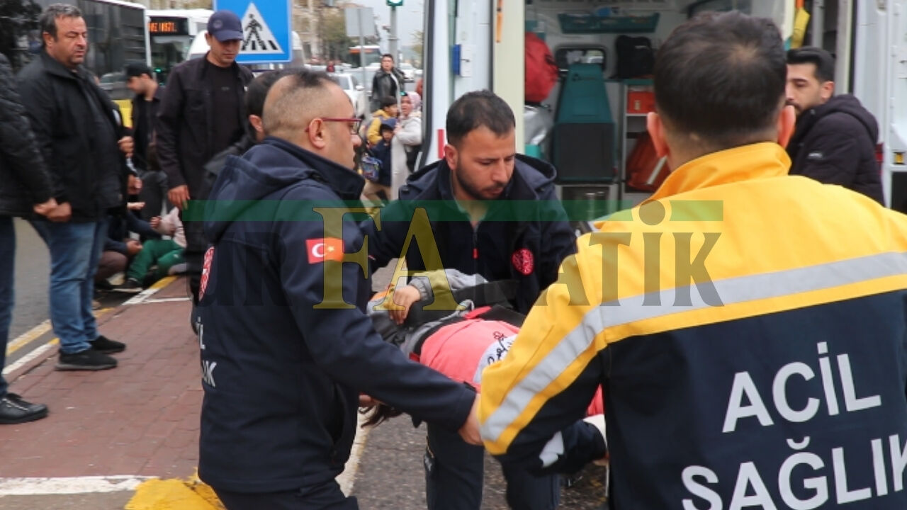 Şanlıurfa’nın Haliliye Ilçesinde Karşıdan Karşıya Geçmeye Çalışan 2 Öğrenciye Otomobil Çarptı (2)