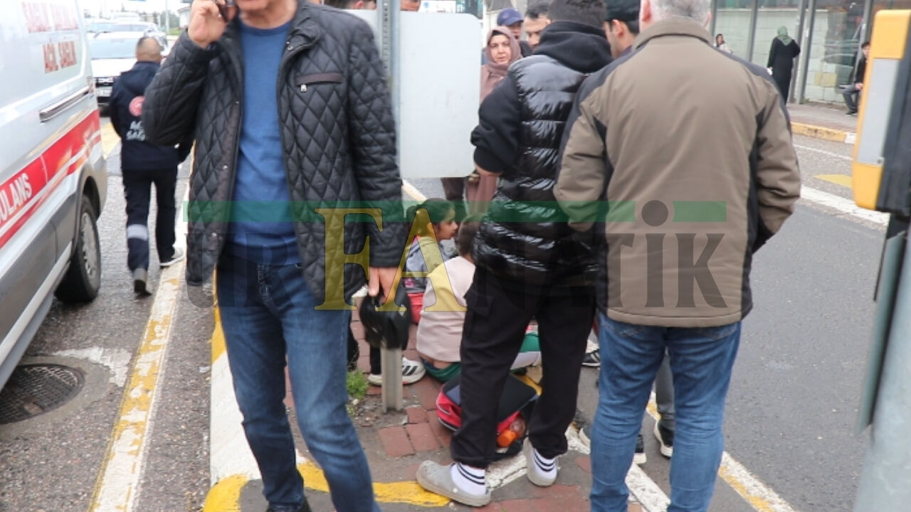 Şanlıurfa’nın Haliliye Ilçesinde Karşıdan Karşıya Geçmeye Çalışan 2 Öğrenciye Otomobil Çarptı (3)