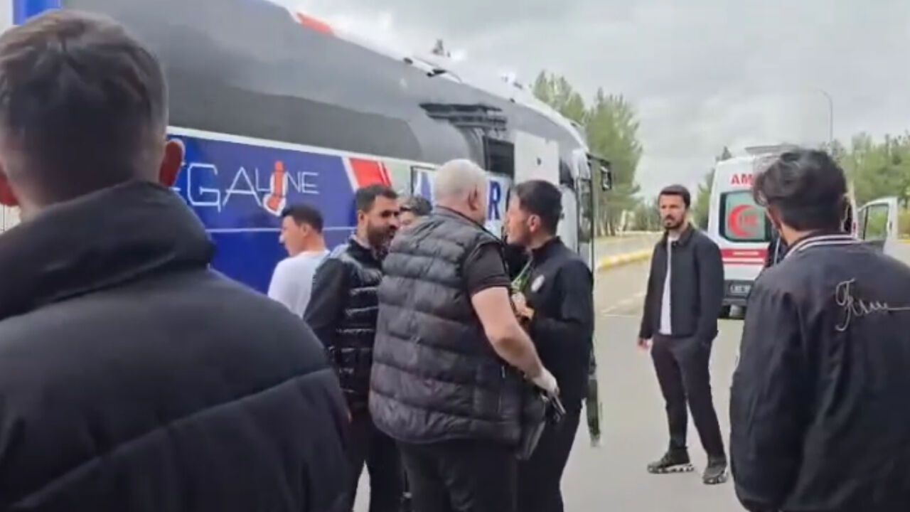 Şanlıurfaspor Takımı, Kulüp Başkanı Ve Yönetimi, Taraftarlar Tarafından Havalimanında Meşale Ile Karşılandı (3)
