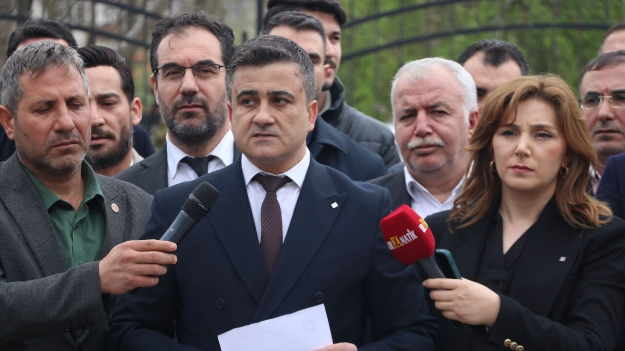 Şehir Plancıları Odası Şanlıurfa Şube Başkanı Selim Açar Hastane Alanın Konut Alanına Çevrilmesine Tepki Gösterip Basın Açıklaması Düzenledi (5)