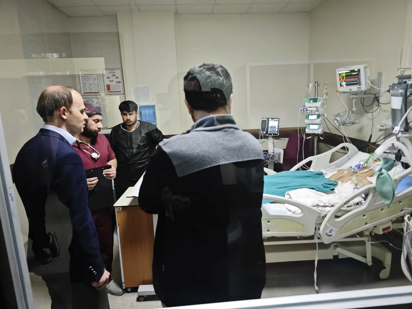Siverek’te Silahlı Saldırı Sonrası Kaymakam Salih Sak Yaralıları Ziyaret Etti (2)