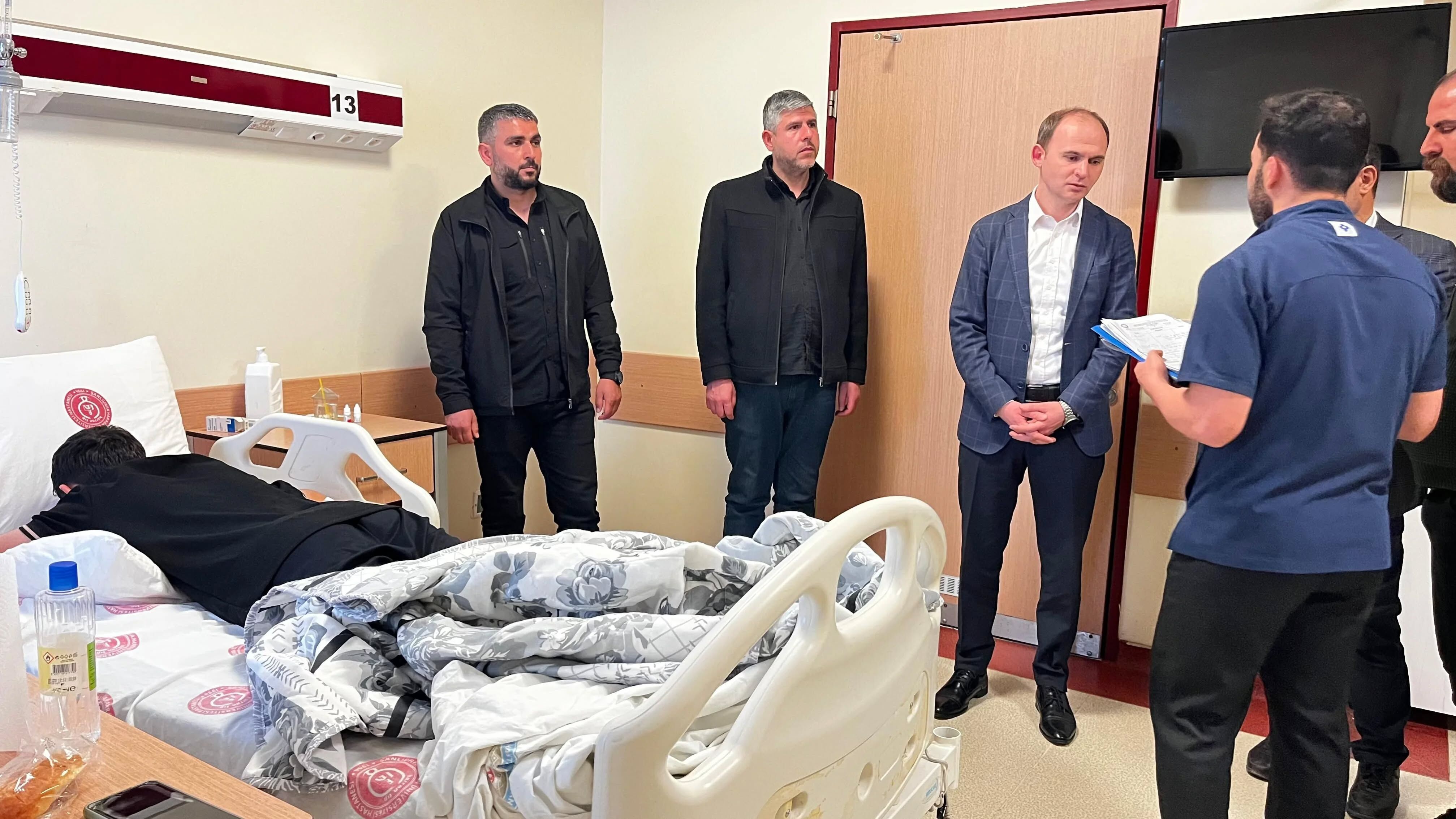 Siverek’te Silahlı Saldırı Sonrası Kaymakam Salih Sak Yaralıları Ziyaret Etti (4)