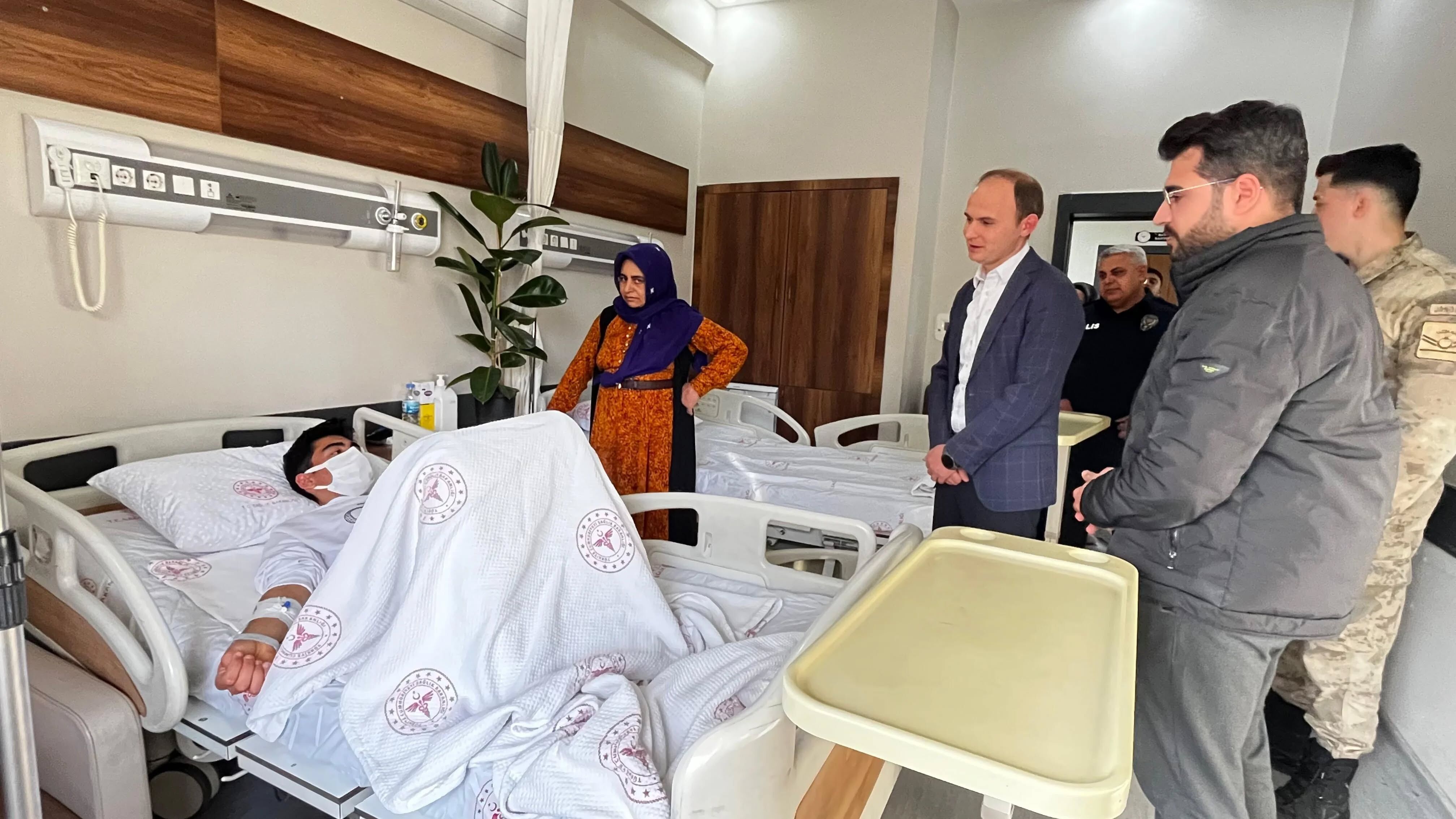 Siverek’te Silahlı Saldırı Sonrası Kaymakam Salih Sak Yaralıları Ziyaret Etti (5)