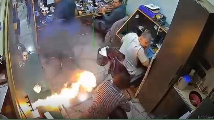 Telefon Dükkanında Patlama Anı Kamerada (3)