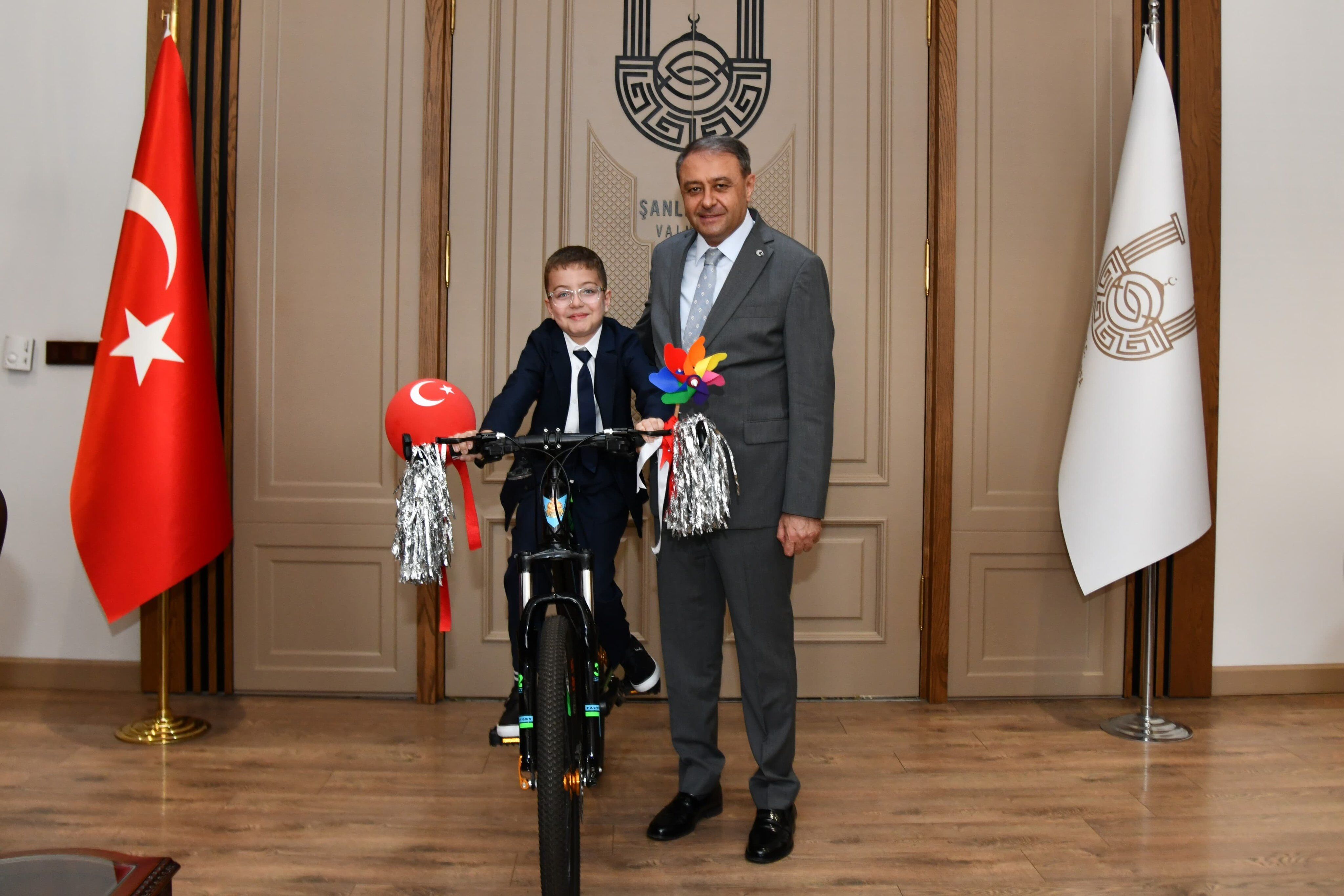 Vali 23 Nisan Hediyesi
