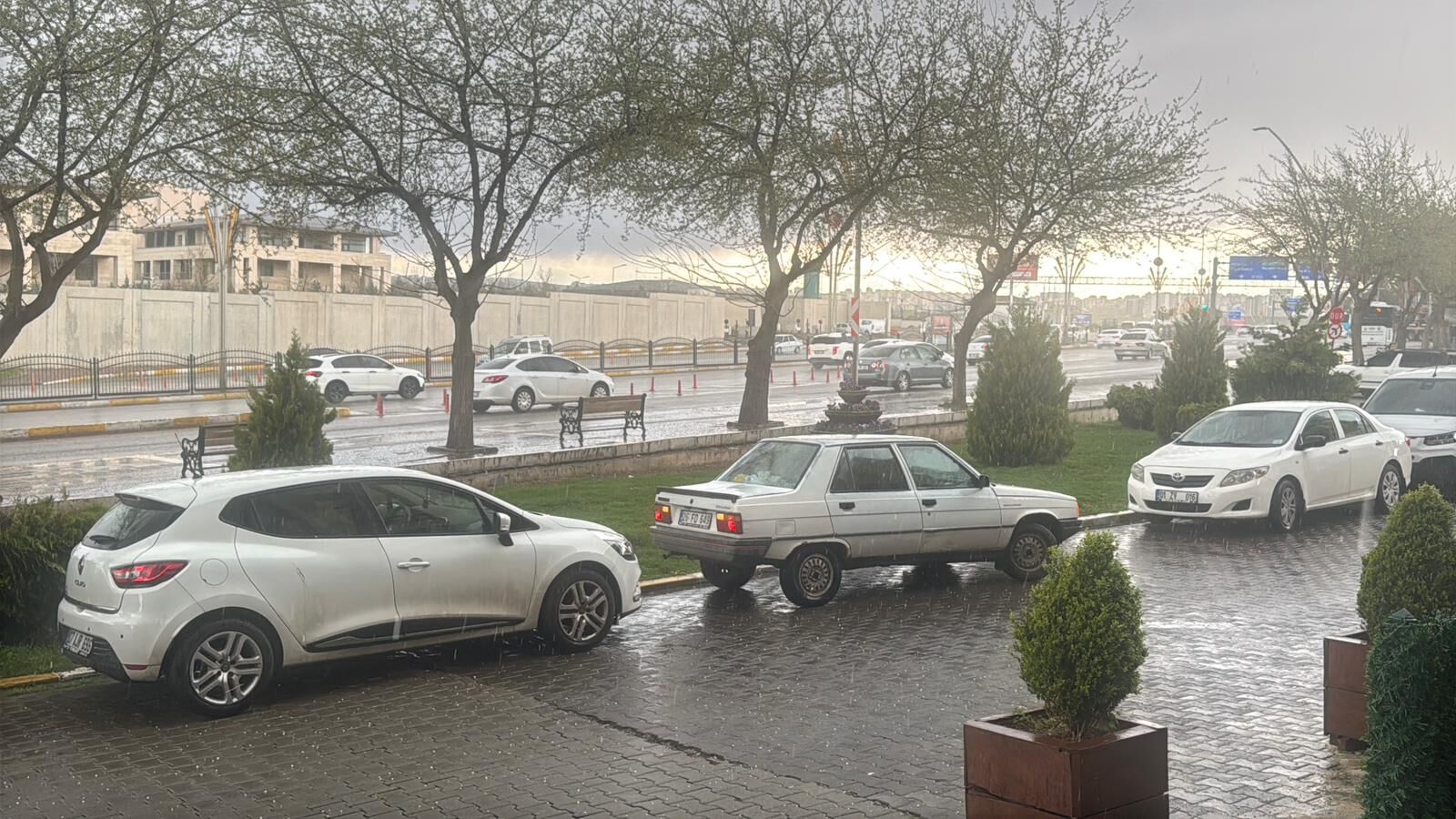 Şanlıurfa’da Yağmur ve Dolu Yağışı Etkili Oldu