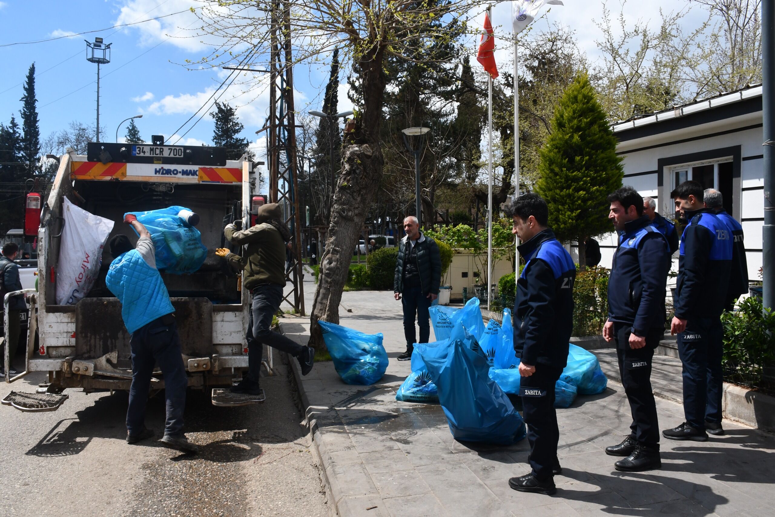 Siverek Zabıtası Halk Sağlığı İçin 5 Ton Bozuk Ürünü İmha Etti-1