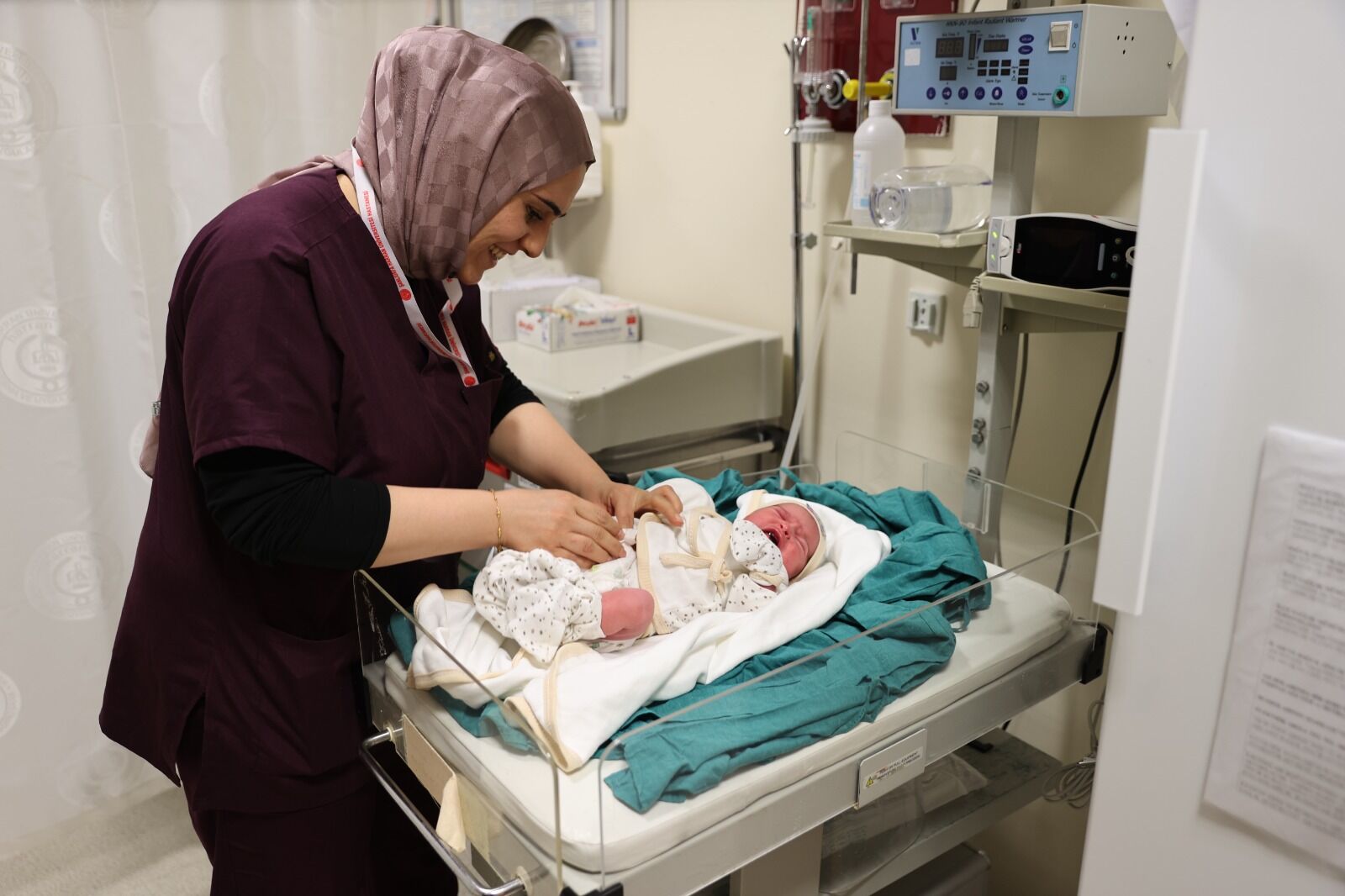 Harran Üniversitesi Hastanesi ebesi 16 yıldır hizmet veriyor-3