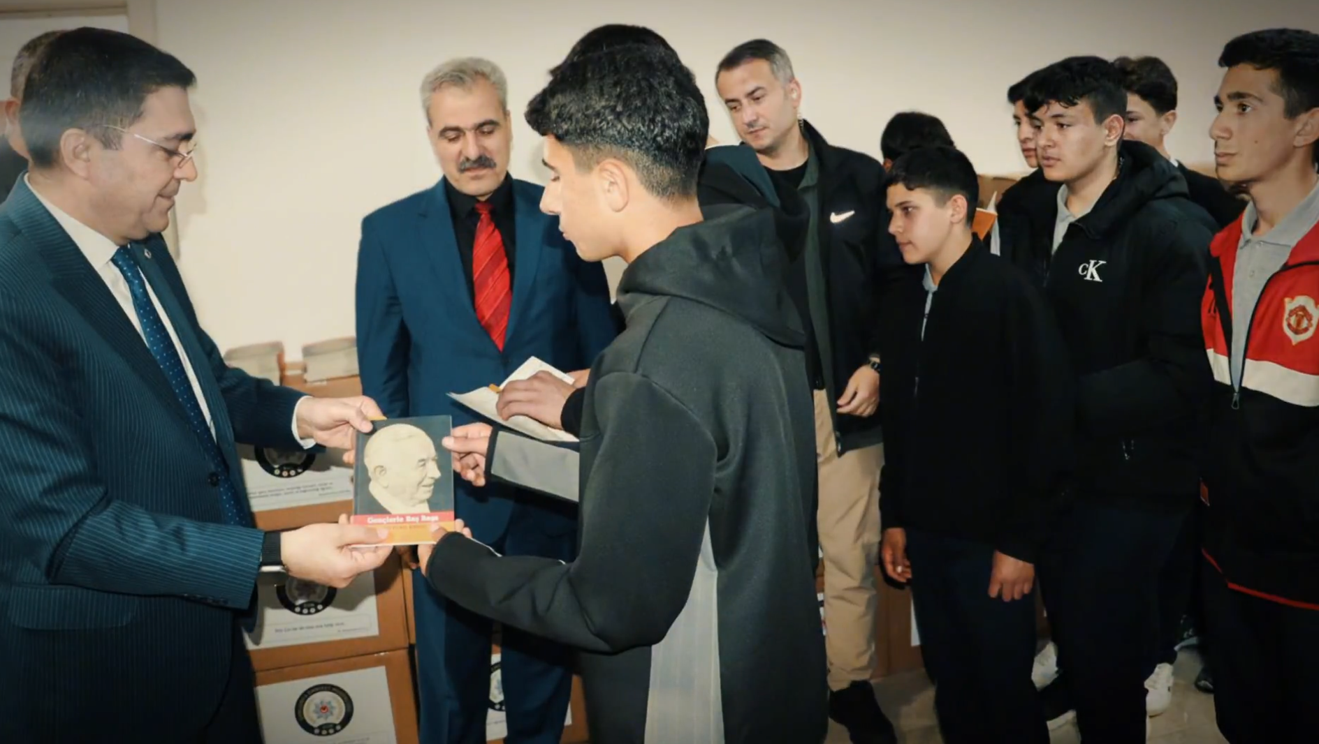 Atilla Aksoy'dan Öğrencilere Kitap Hediyesi (4)