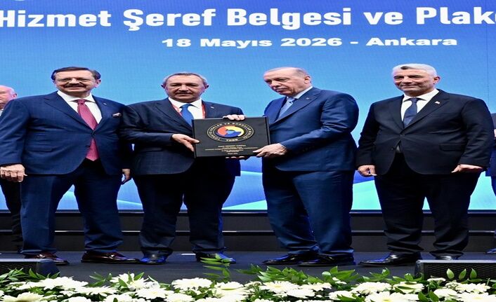 Cumhurbaşkanı Erdoğan, Mehmet Kaya’ya Plaket Verdi (1)
