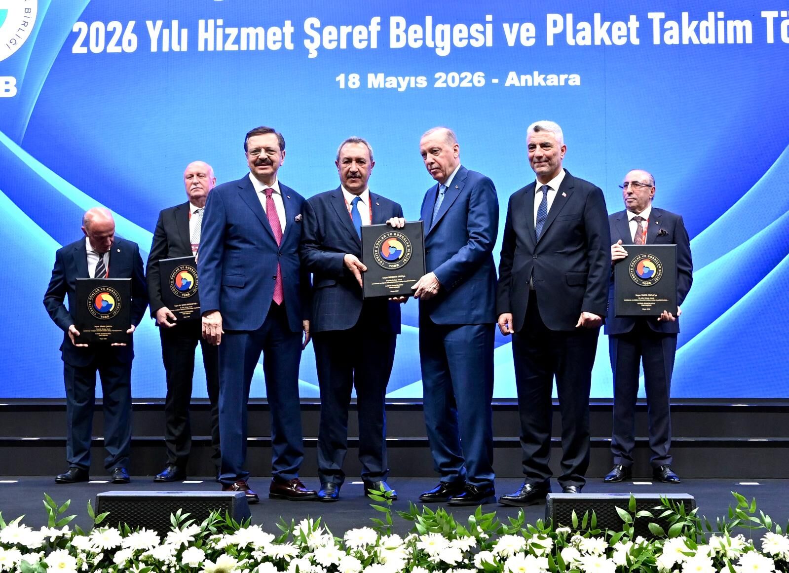 Cumhurbaşkanı Erdoğan, Mehmet Kaya’ya Plaket Verdi (3)