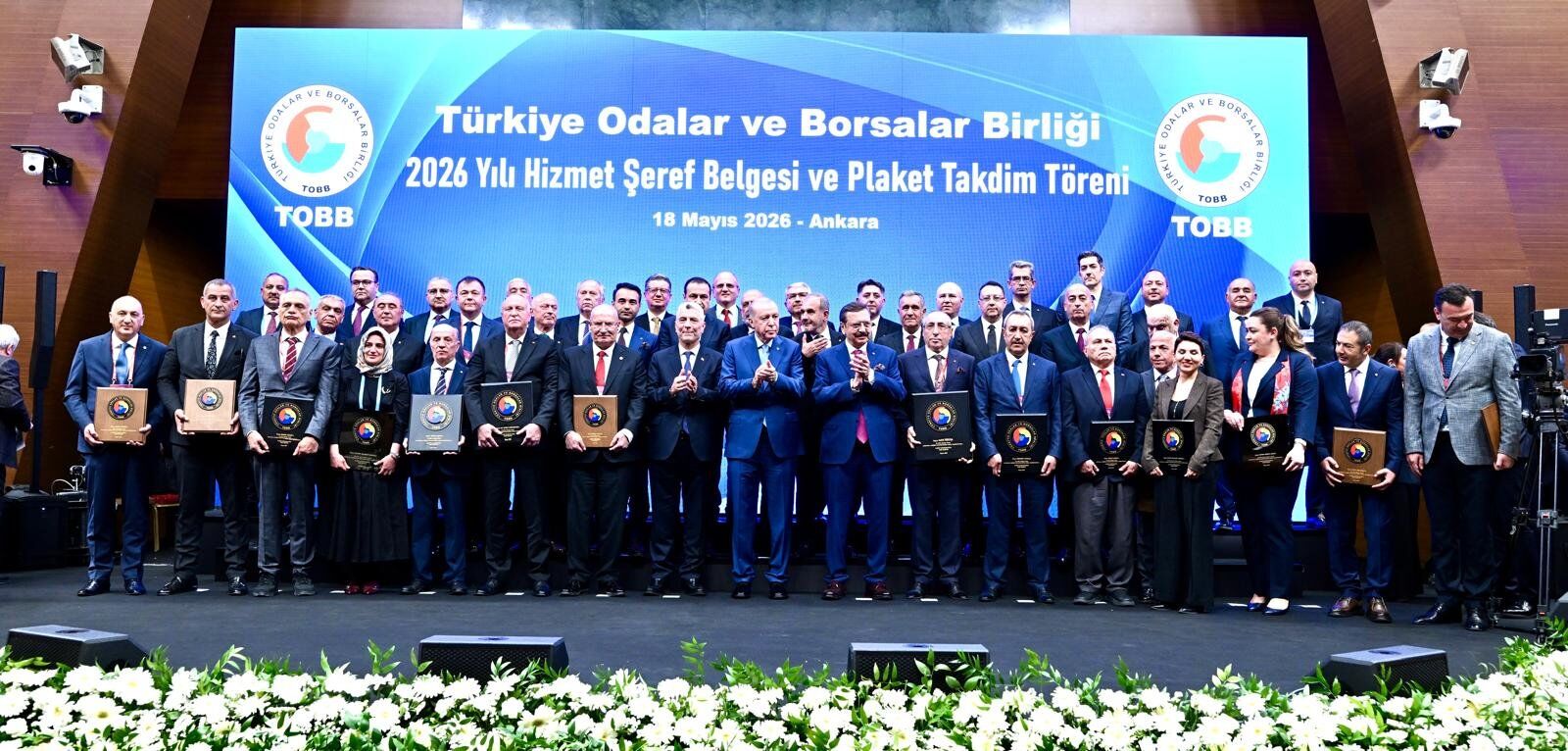 Cumhurbaşkanı Erdoğan, Mehmet Kaya’ya Plaket Verdi (4)