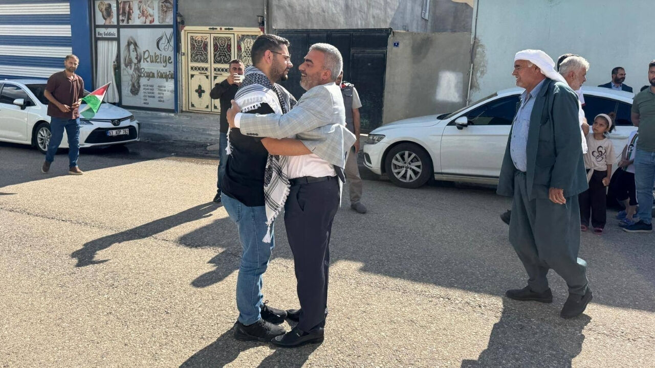 İsrail’in Alıkoyduğu Şanlıurfalı Aktivist Eyyüp Dağlı Memleketine Döndü! (3)