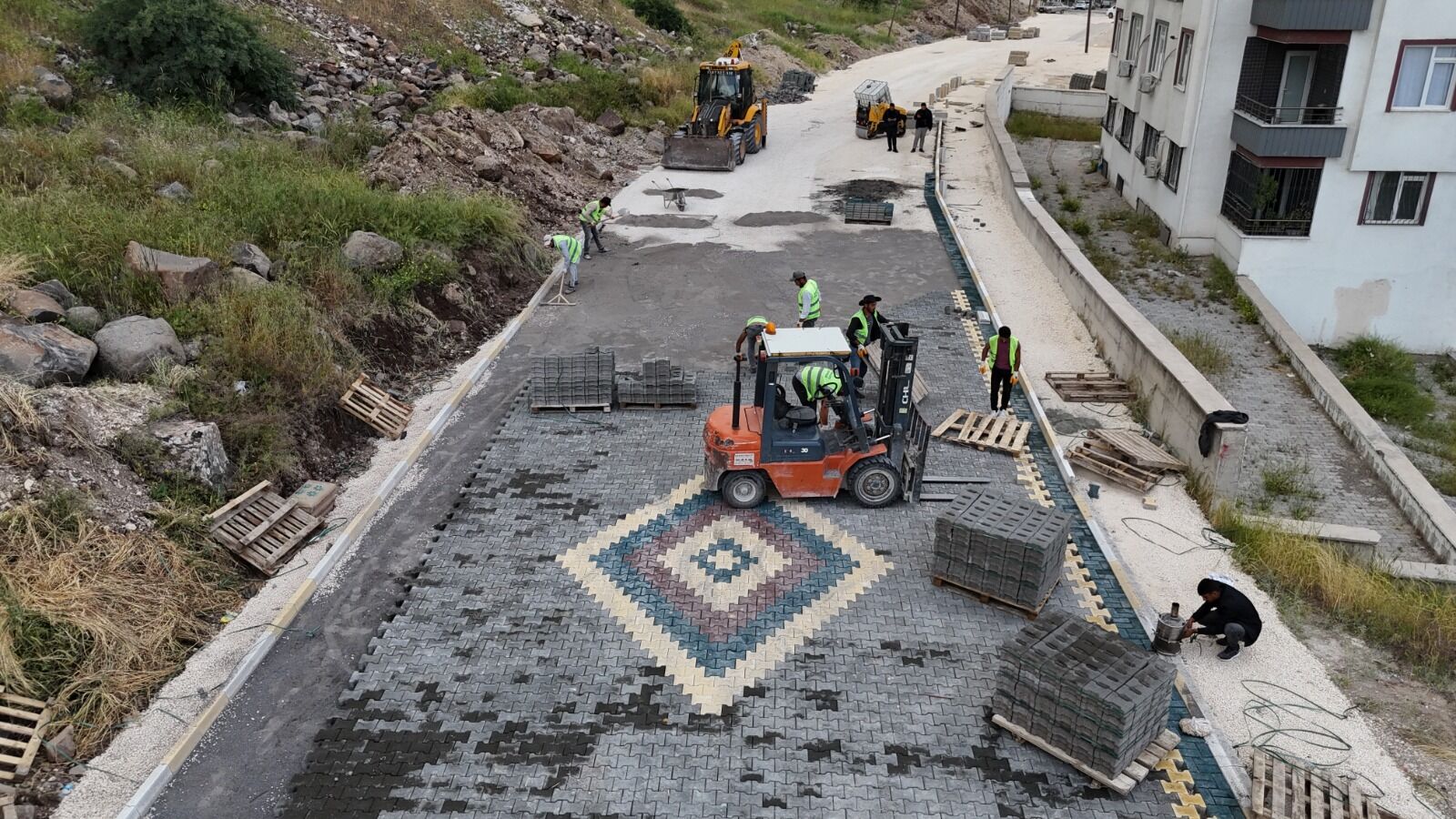 Karaköprü Beledi̇yesi̇nden Doğukent’te Yol Mesai̇si̇