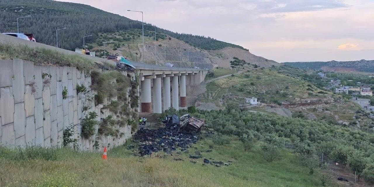 Mersin’den Şanlıurfa’ya Gelmek İçin Yola Çıkan 3 Kişi Feci Kazada Öldü (3)
