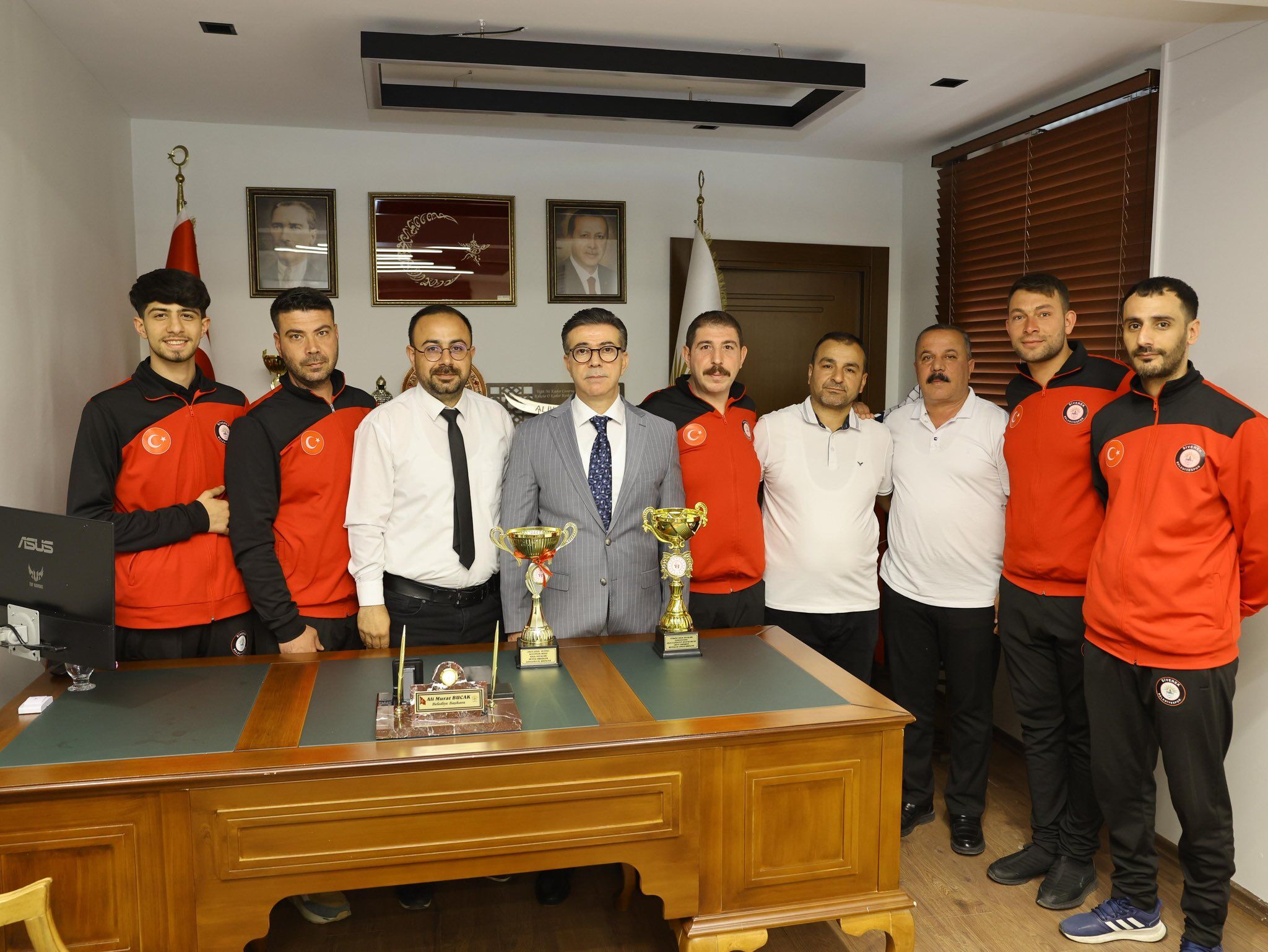 Sahnedeki̇ Performans Beğeni̇ Topladi