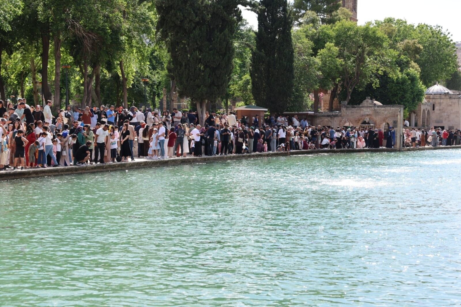 Şanlıurfa’da Bayram Yoğunluğu Esnafın Yüzünü Güldürdü (1)