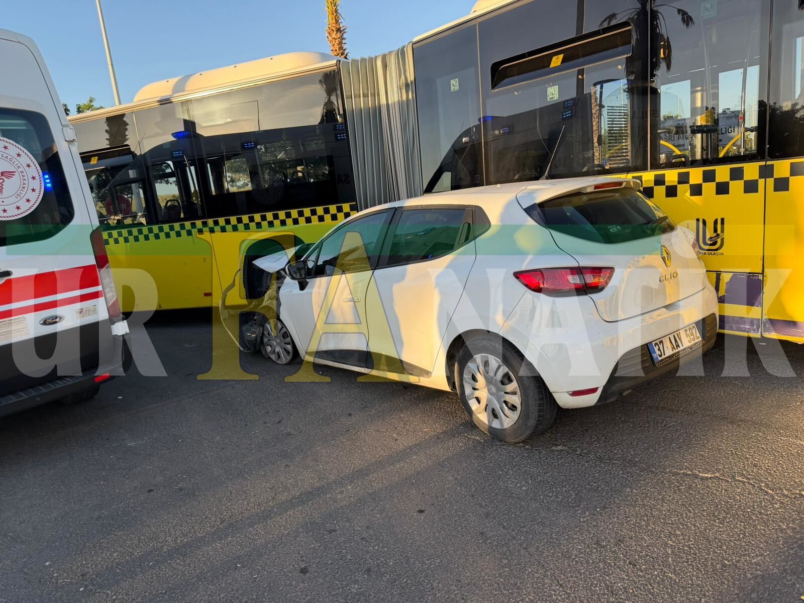 Şanlıurfa’da Belediye Otobüsü Ile Otomobil Çarpıştı (1)