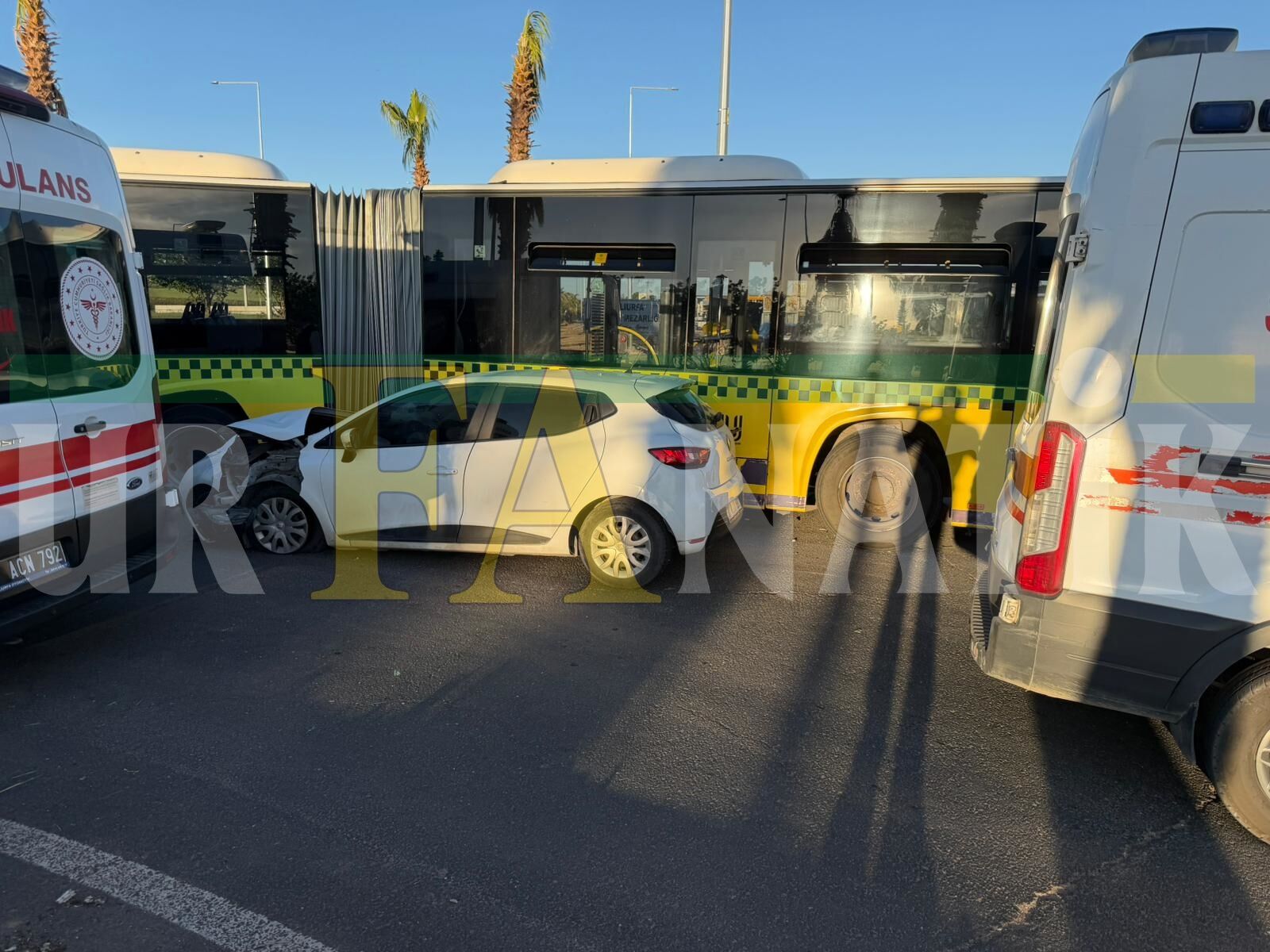 Şanlıurfa’da Belediye Otobüsü Ile Otomobil Çarpıştı (2)