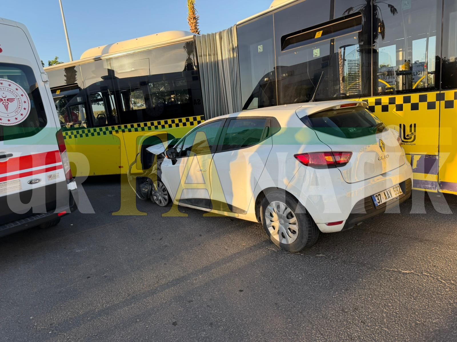 Şanlıurfa’da Belediye Otobüsü Ile Otomobil Çarpıştı (3)