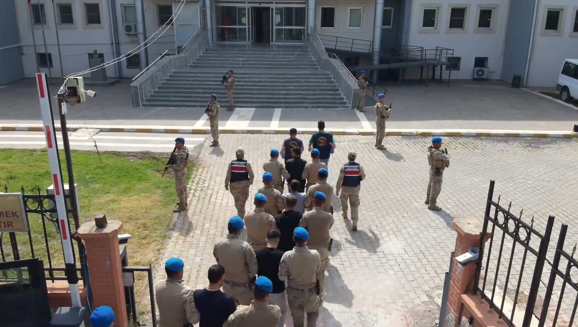 Şanlıurfa’da Film Gibi Operasyon 95 Kişi Gözaltına Alındı (2)
