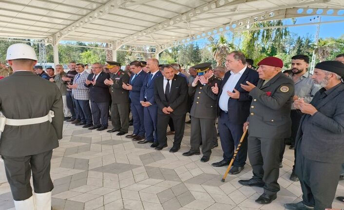 Şanlıurfa’da Kore Gazisi Hüseyin Karakurt, Askeri Törenle Toprağa Verildi (3)