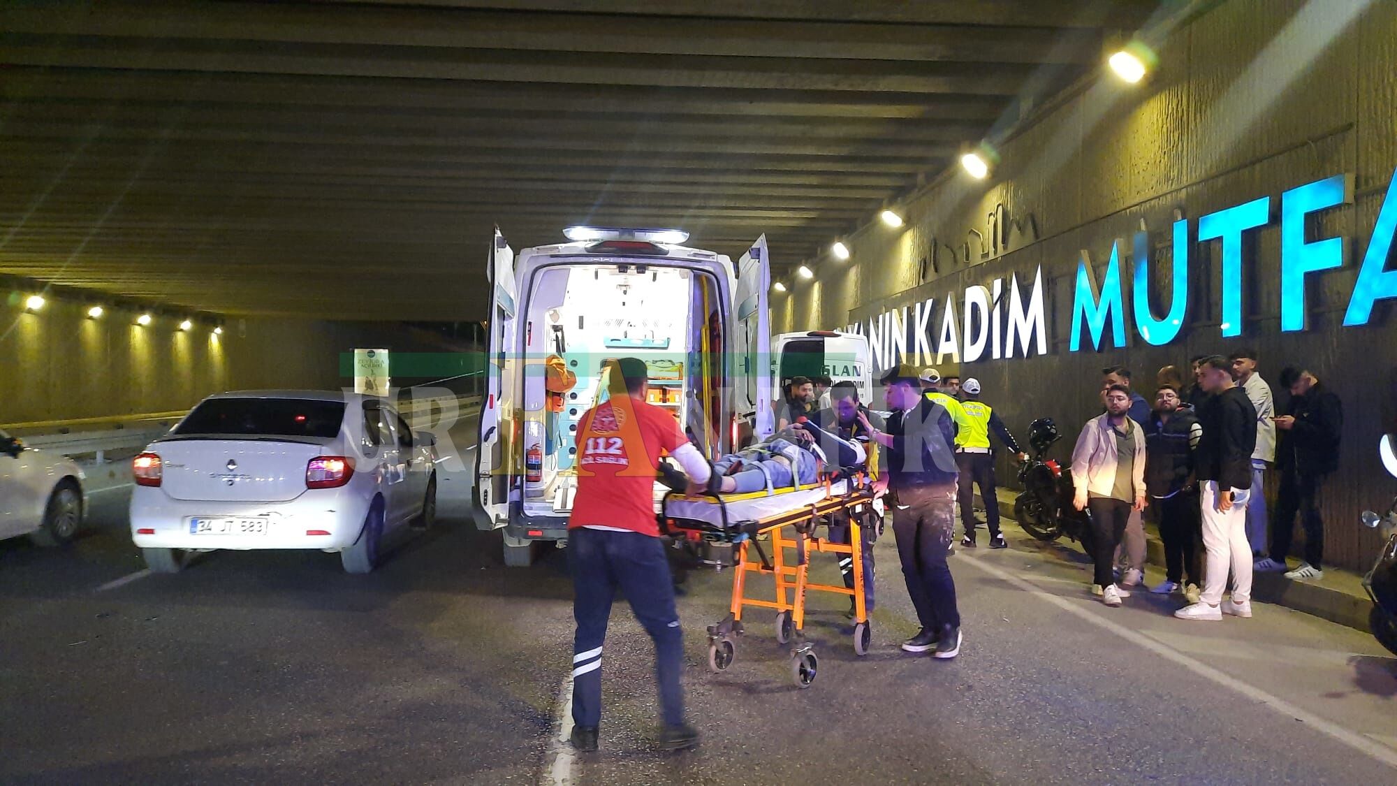 Şanlıurfa’da Lastik Değiştirilen Araca Motosikletler Çarptı (1)