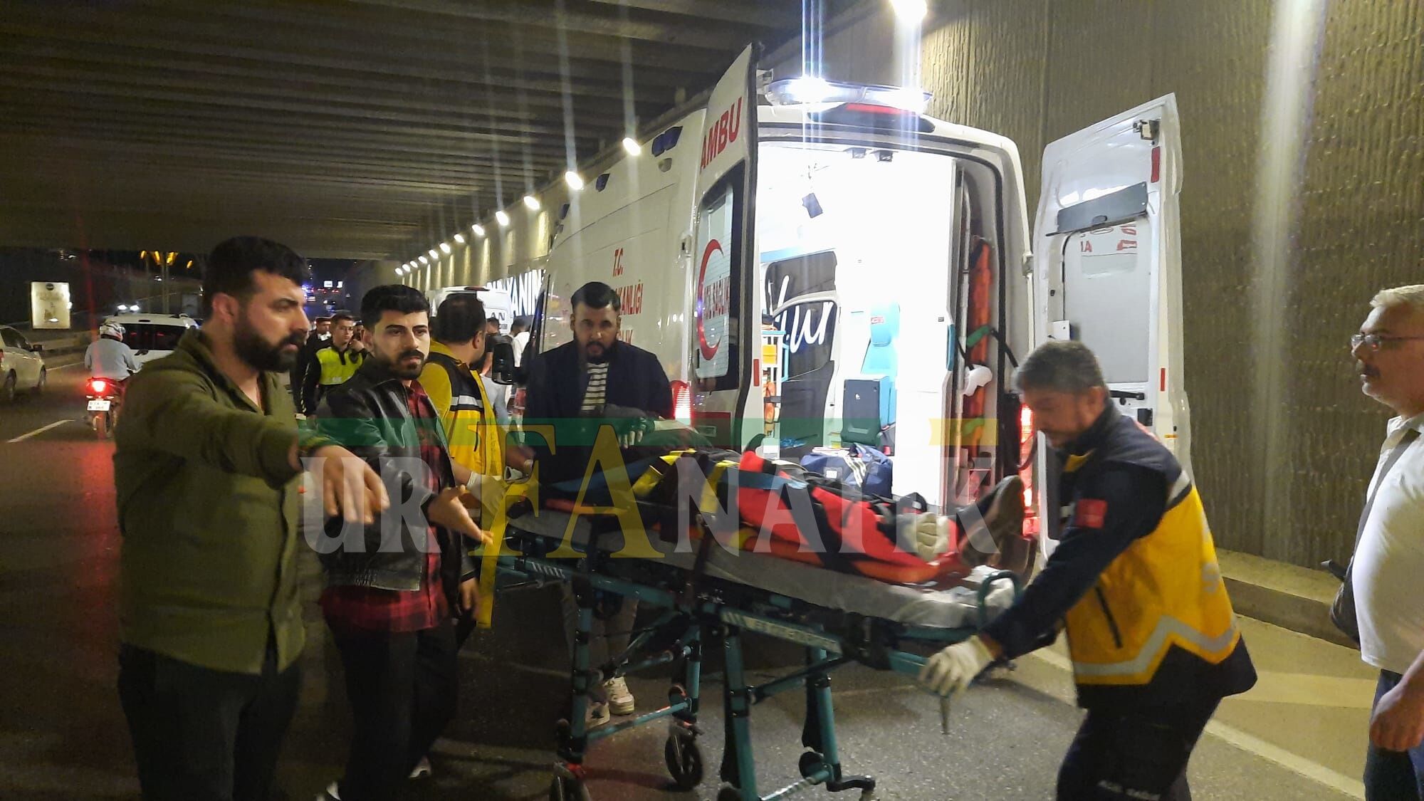 Şanlıurfa’da Lastik Değiştirilen Araca Motosikletler Çarptı (3)