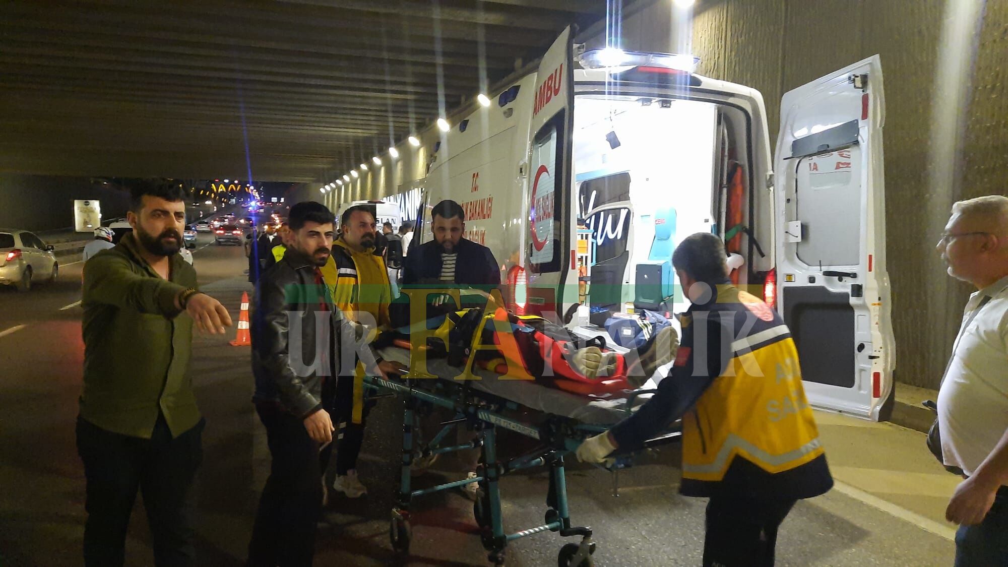 Şanlıurfa’da Lastik Değiştirilen Araca Motosikletler Çarptı (4)