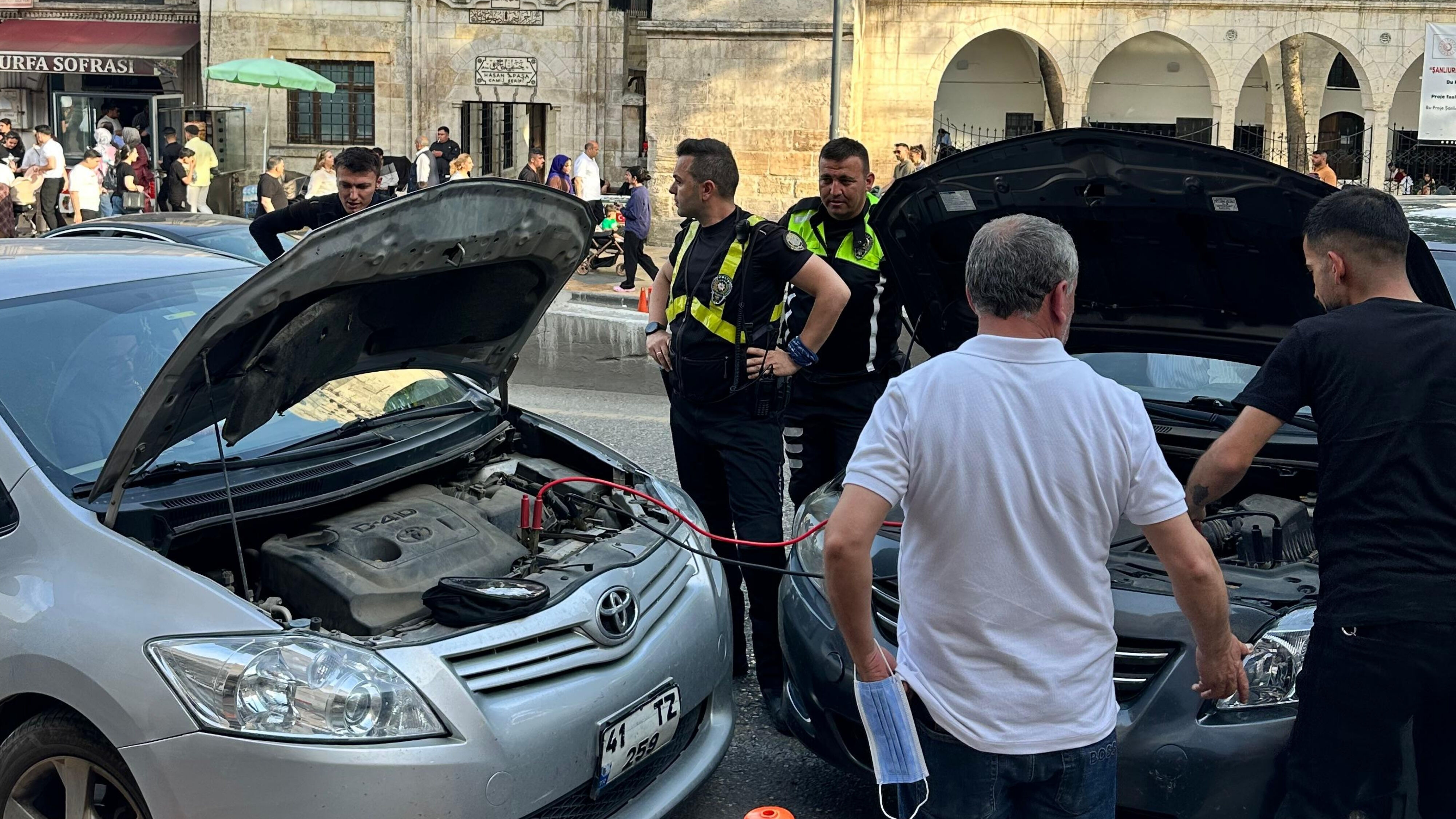 Şanlıurfa’da Şahinler Bozulan Aracın İmdadına Yetişti (1)