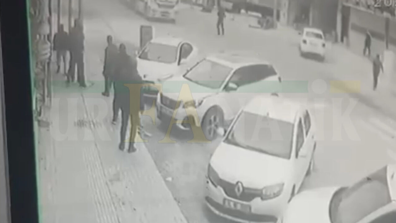 Şanlıurfa’da Sokak Ortasında İki Aile Silahlarla Birbirine Girdi! (3)