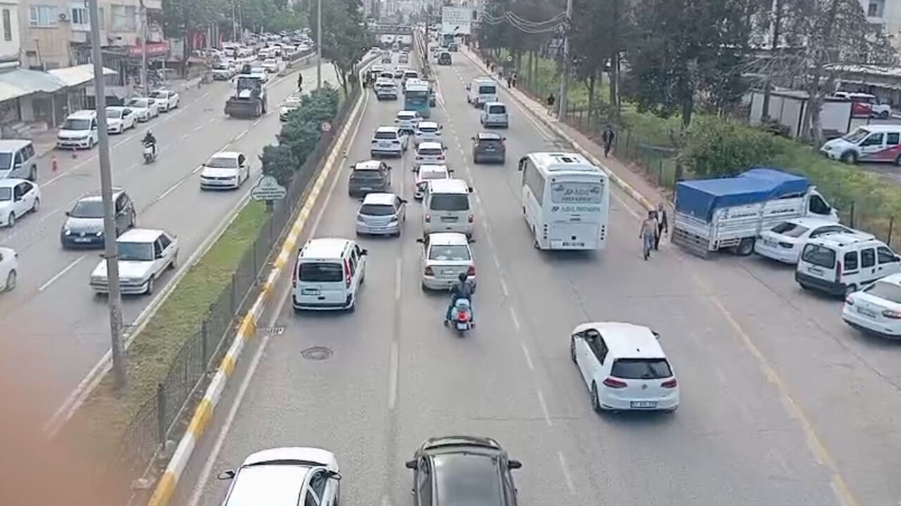Şanlıurfa’nın Haliliye Ilçesi Recep Tayyip Erdoğan Bulvarı Uçaksavar Kavşağı Zincirleme Kaza! (3)